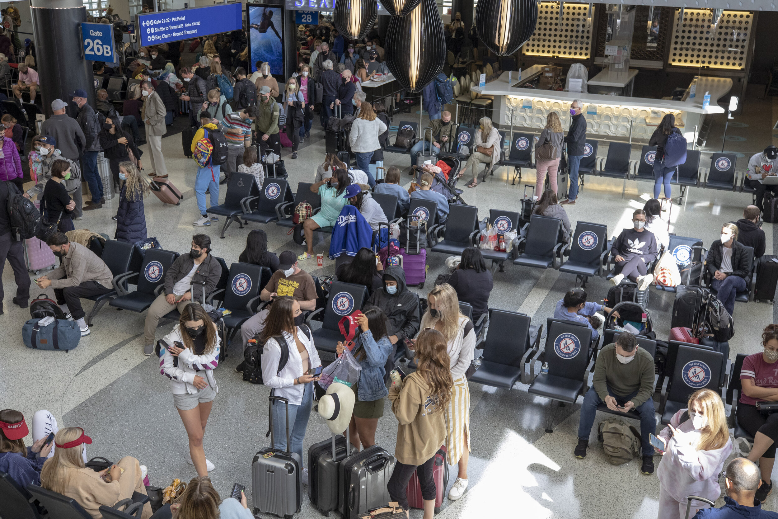  Travelers have returned in mass at Los Angeles International Airport Terminal 2 on Thursday 25, 2021 in Los Angeles, Calf. (The Corsair I Brad Wilhite) 