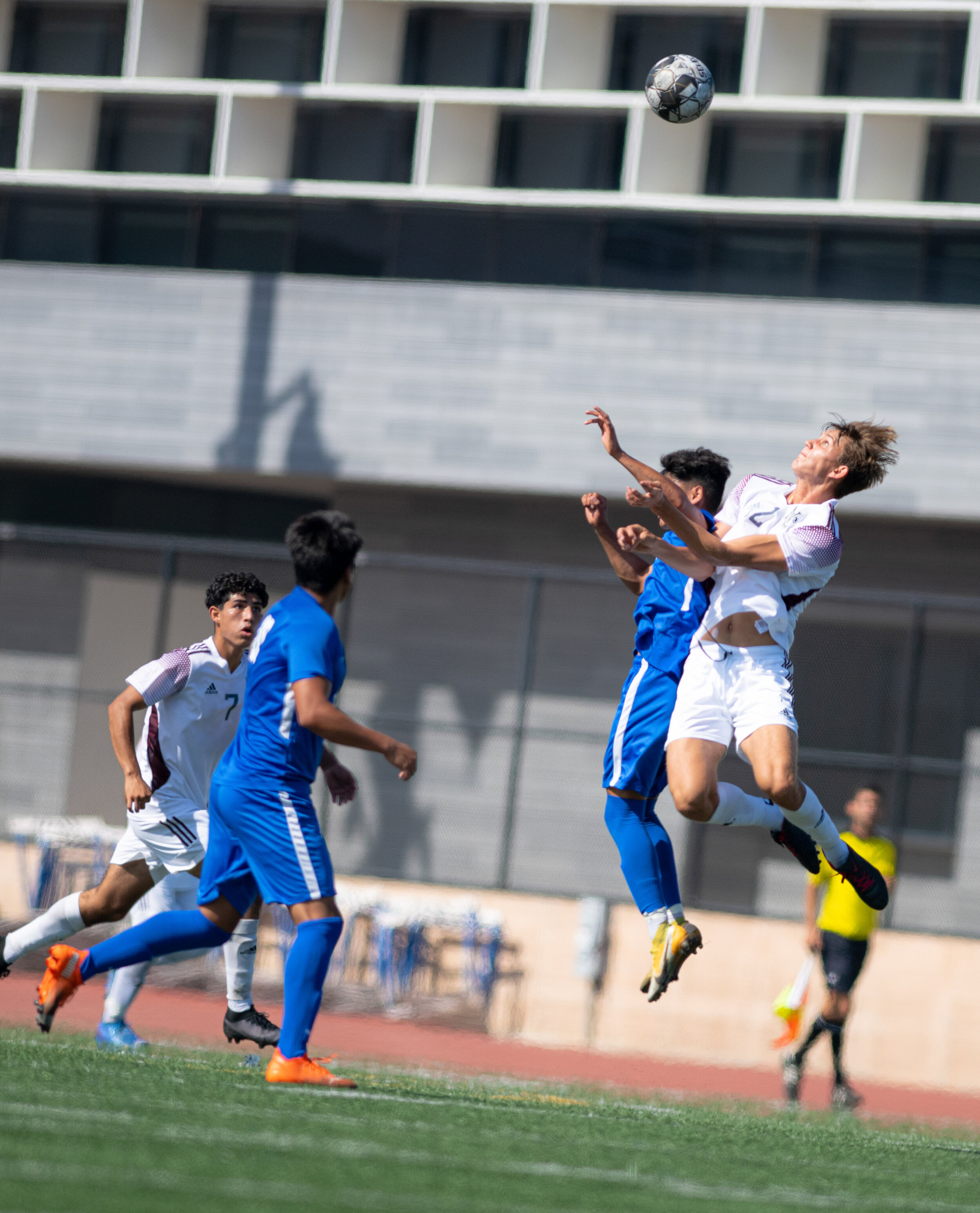  Players fight for a throw in on September 14, 2021, at Santa Monica College in Santa Monica, Calif. (Jon Putman | The Corsair) 