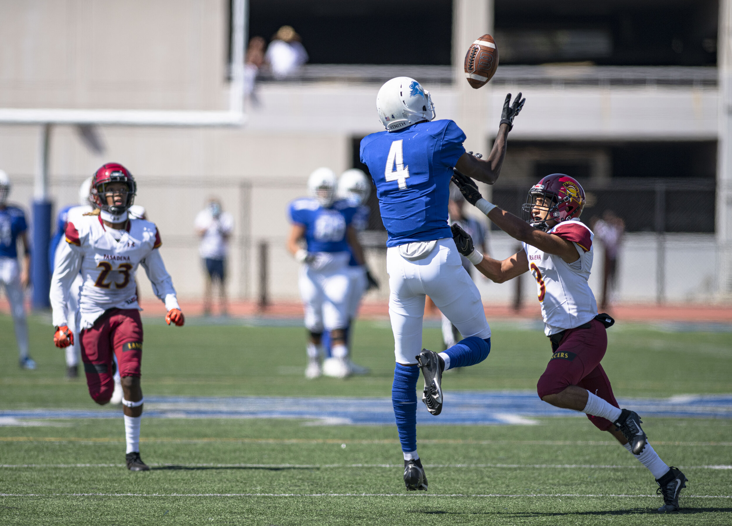  SMC freshman WR Kane French (4) reaches out for a pass over defenders. (Jon Putman | The Corsair) 