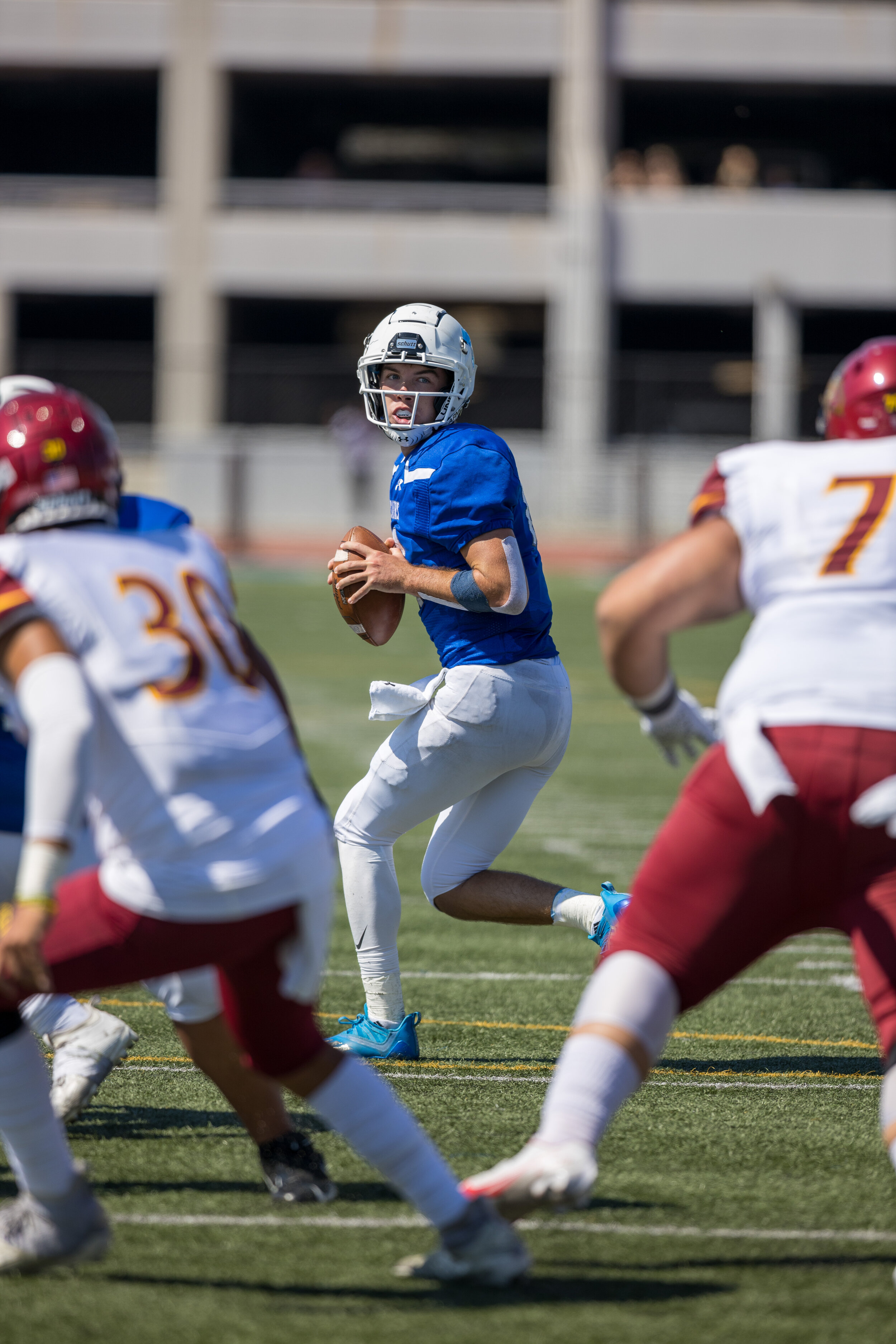  SMC Freshman QB Sam Vaulton drops back for a pass. (Maxim Elramsisy | The Corsair) 