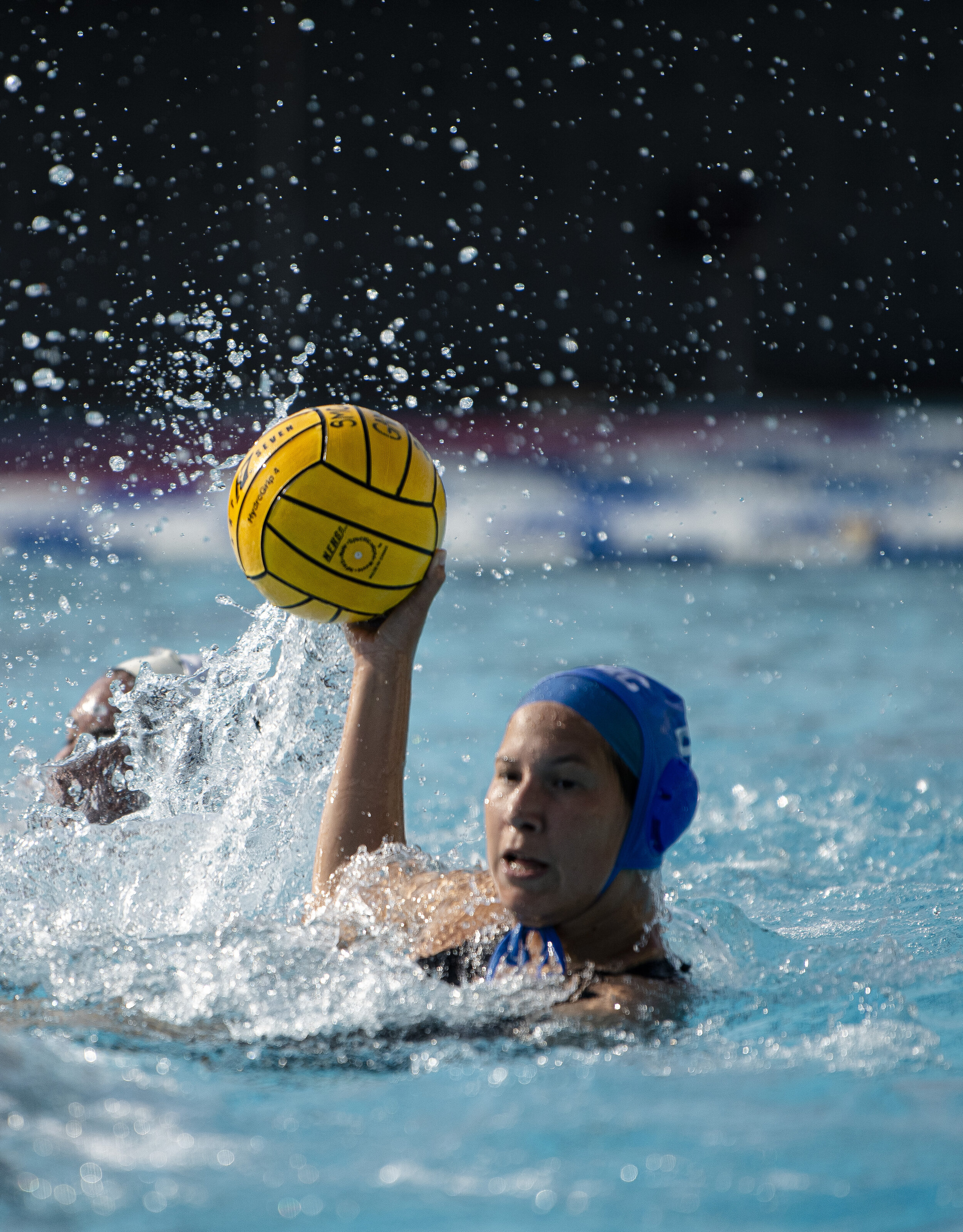  Santa Monica College Freshman Alejandra Hill (4) catches the ball with one hand and searches looks for open players. (Jon Putman | The Corsair) 