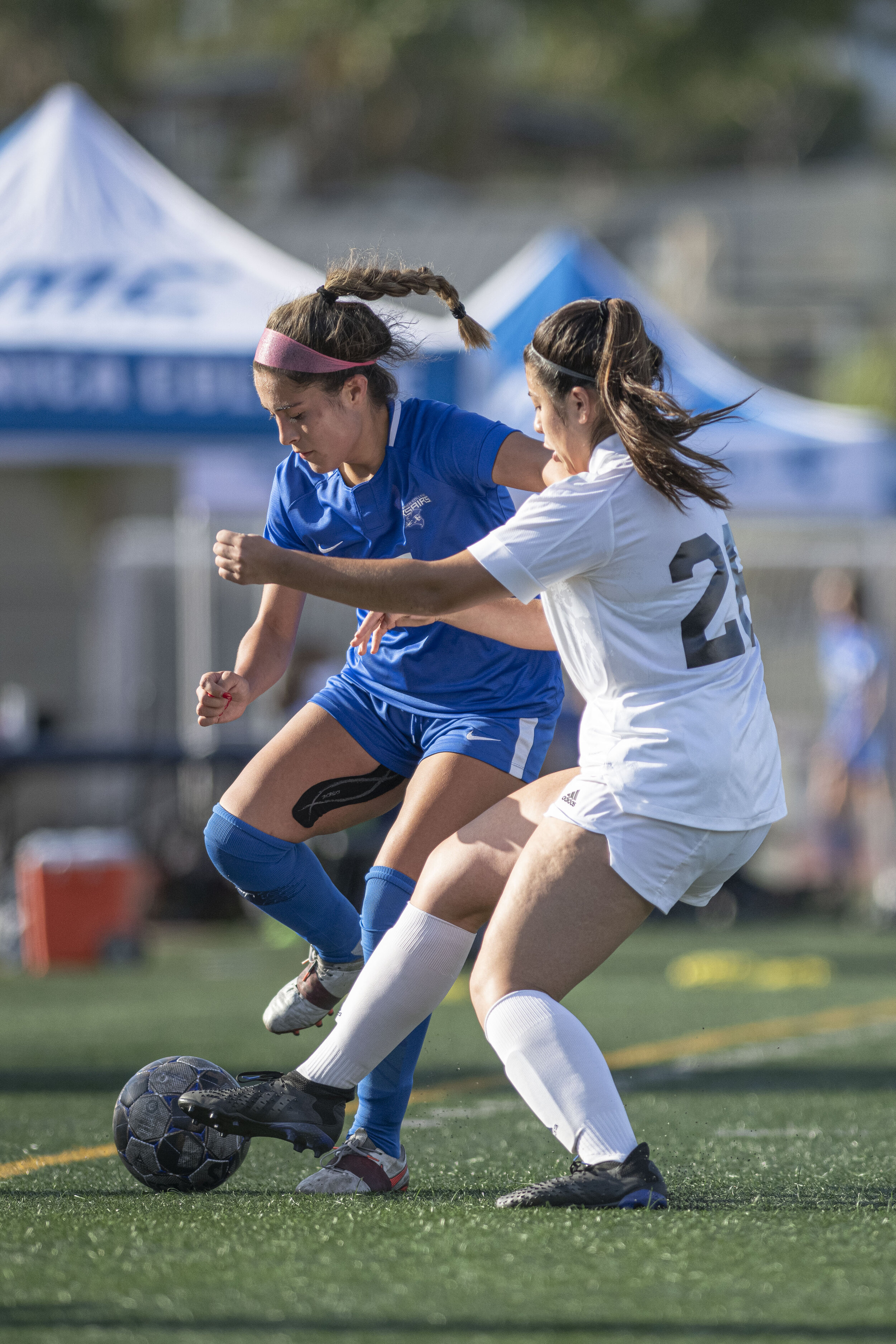  Santa Monica College Corsairs freshman Ali Alban (15) goes head to head with a Citrus player as the game remains tied 1-1 before the half. (Jon Putman | The Corsair) 