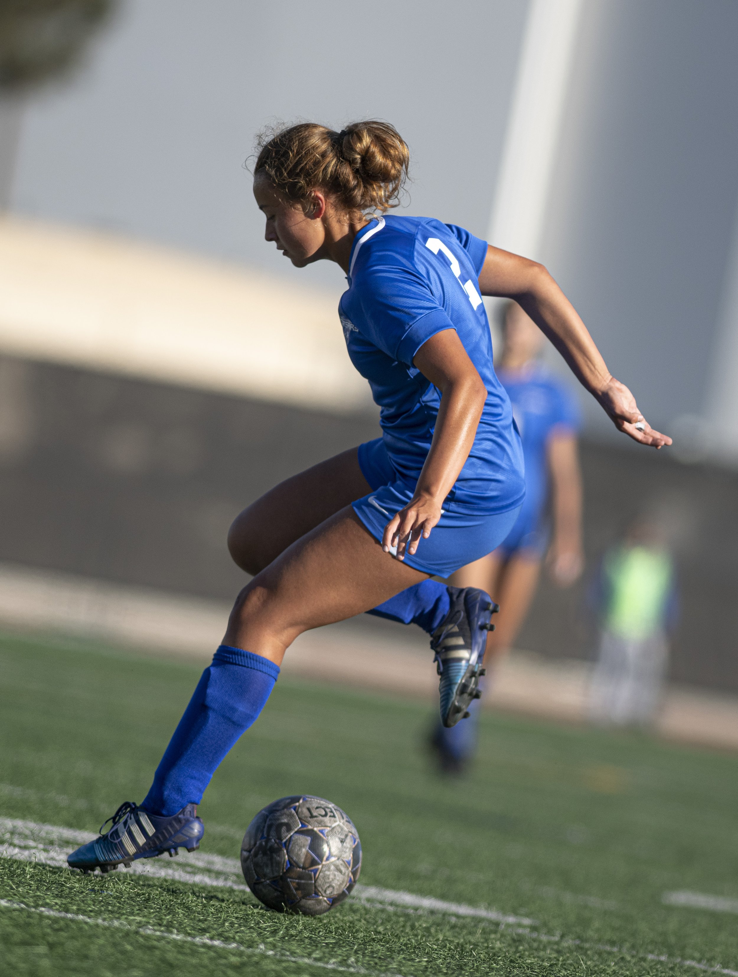  Santa Monica College Corsairs freshman Mikayla Johnson (2) performs some fancy footwork as she eludes Valley players flying by her. (Jon Putman | The Corsair) 