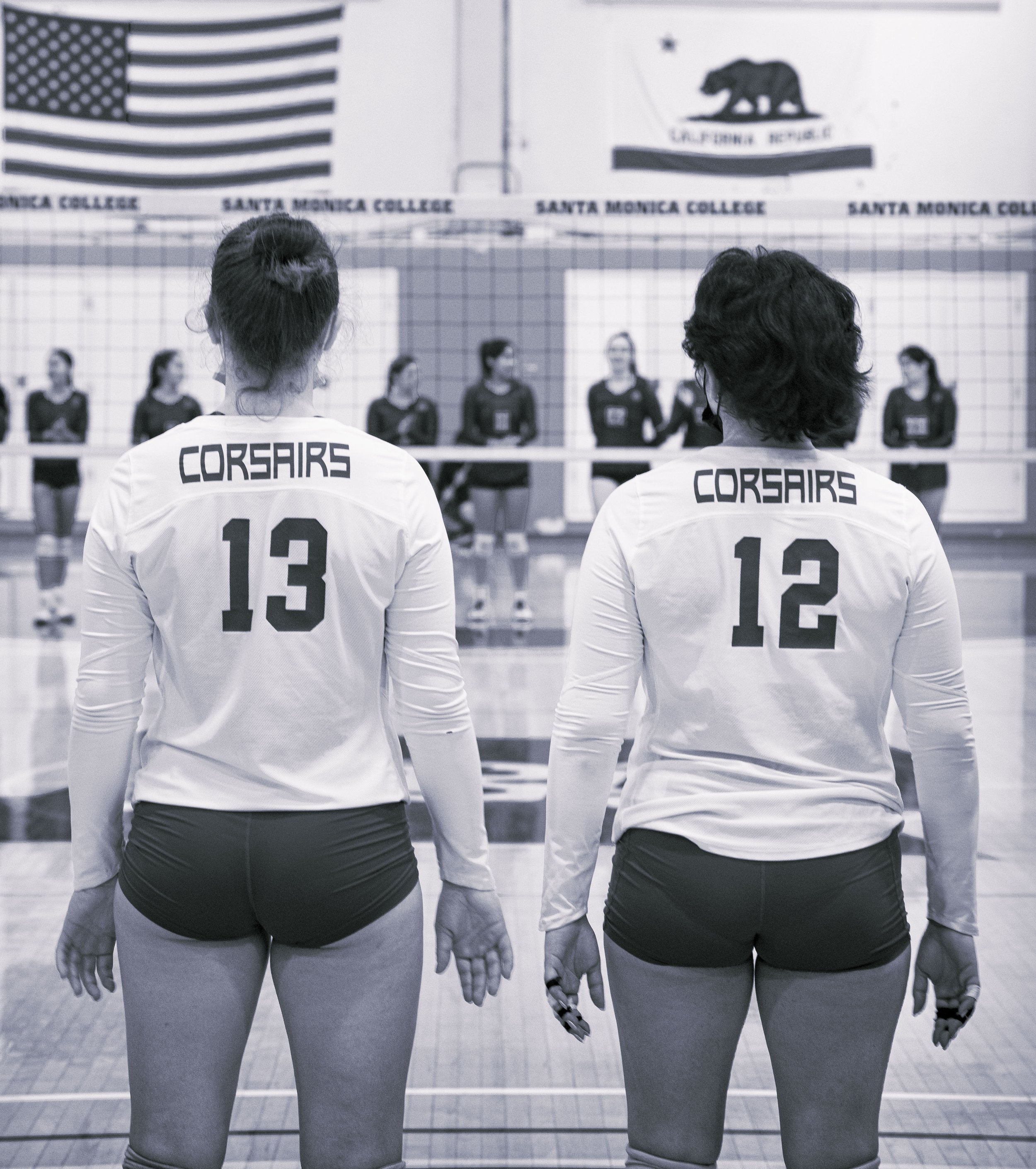  Santa Monica College Corsairs Mackenzie Wolff (CQ)(13)(L) and January Nava (12)(R) look across the gym at their rivals Citrus College right before their game on Wednesday, Nov. 3, 2021, at Santa Monica College in Santa Monica, Calif. (Jon Putman | T