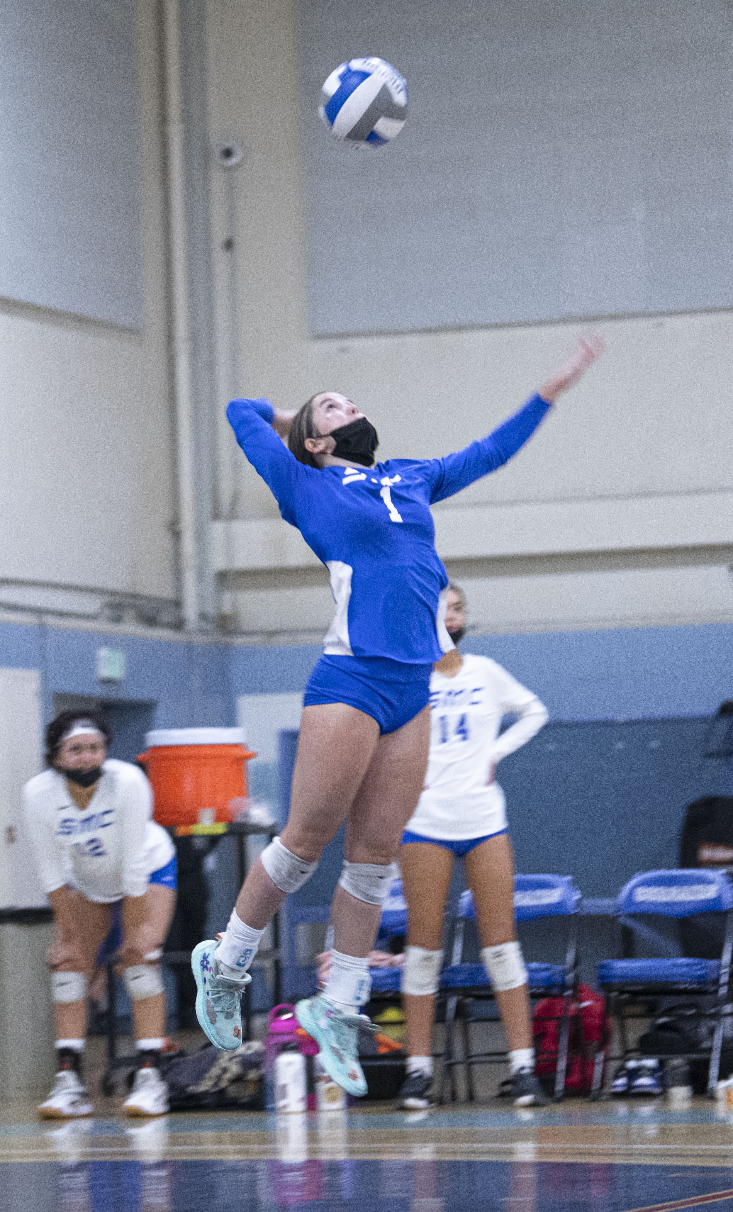  Santa Monica College Corsairs freshman Halle Anderson (1) serves the ball to Citrus College in the final game of the 5 game series with the score set 2-2. (Jon Putman | The Corsair) 