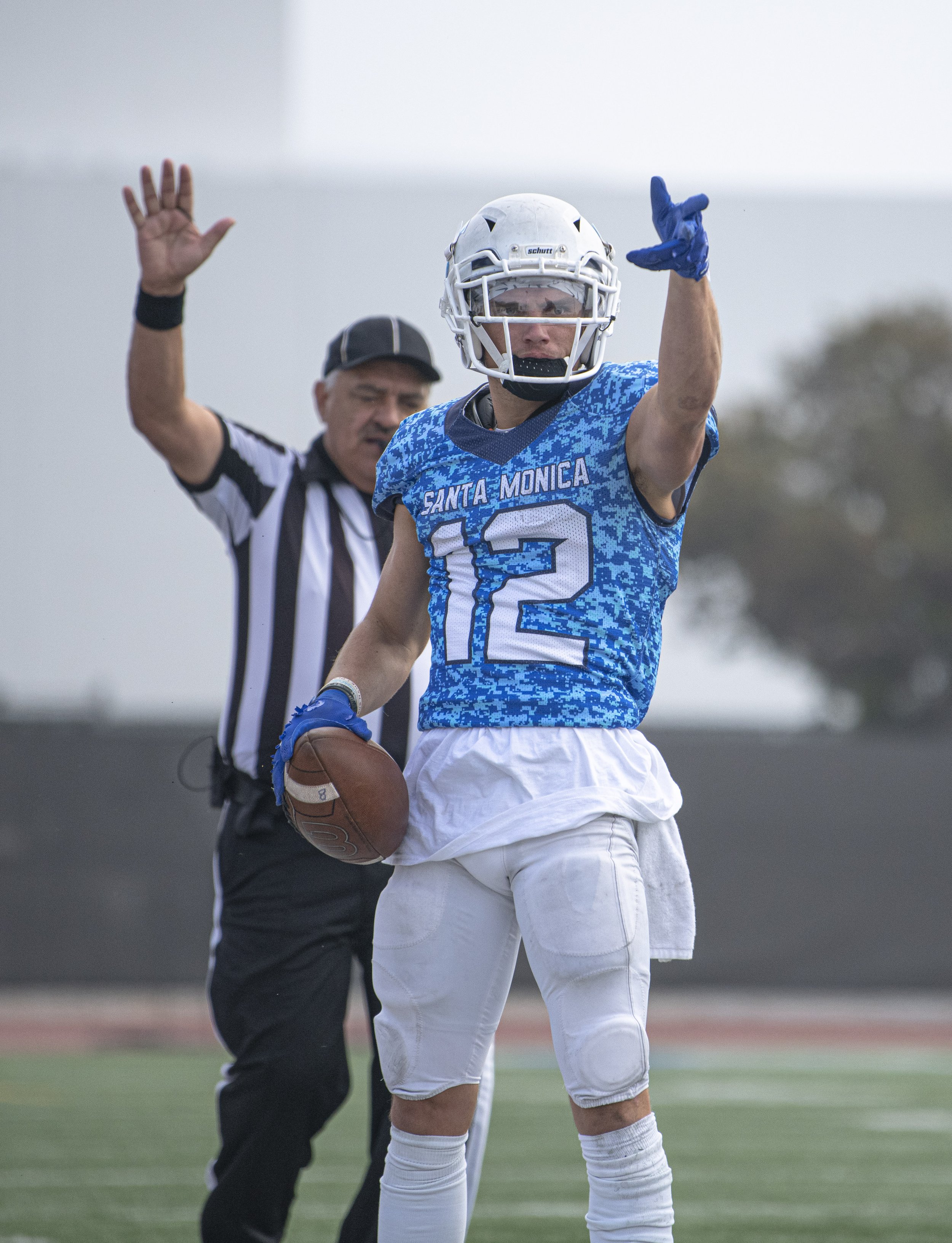  Santa Monica College Corsairs freshman WR Gunnison Bloodgood (12) signals for the first down after making an exceptional diving catch from the QB. (Jon Putman | The Corsair) 