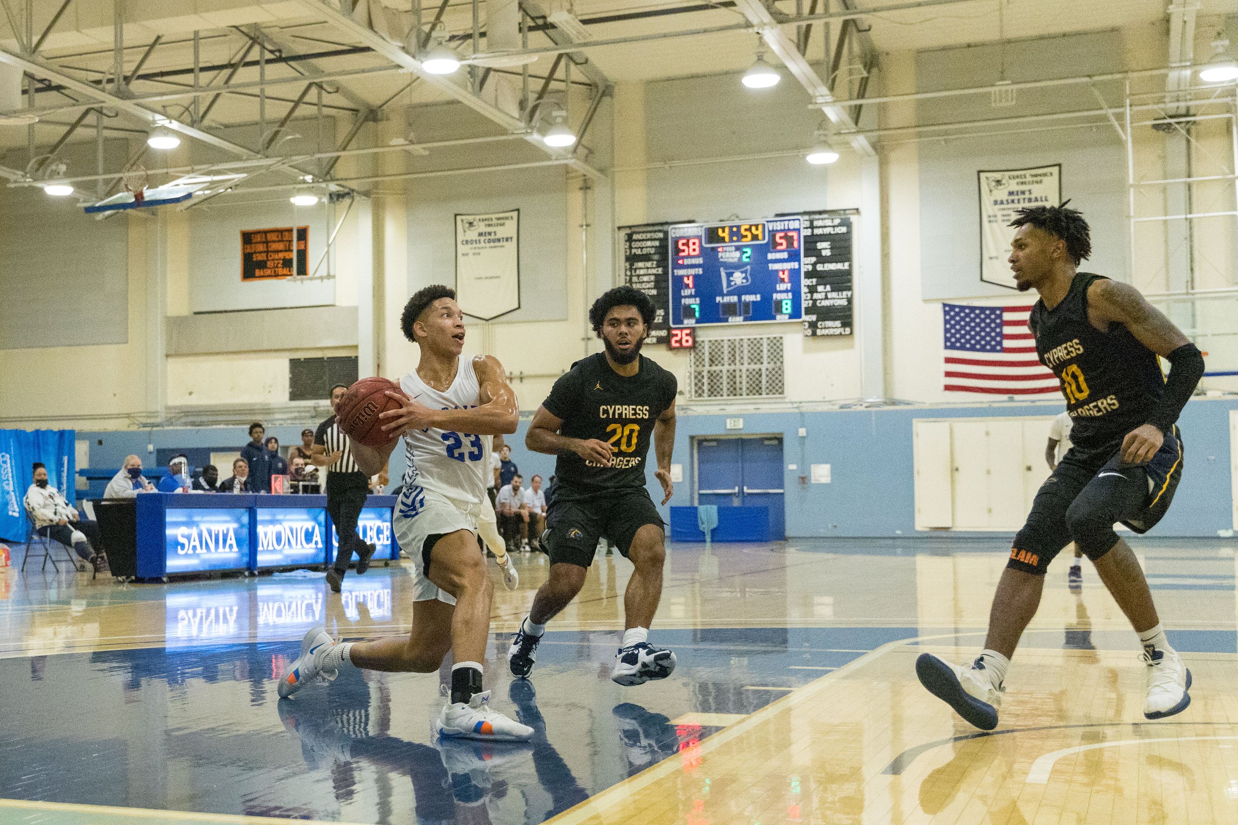  Santa Monica College sophmore shooting guard Eli Degrate drives to the basket. The Corsairs defeated the Chargers 70-69 in Santa Monica, California on November 4, 2021. (Maxim Elramsisy | The Corsair) 