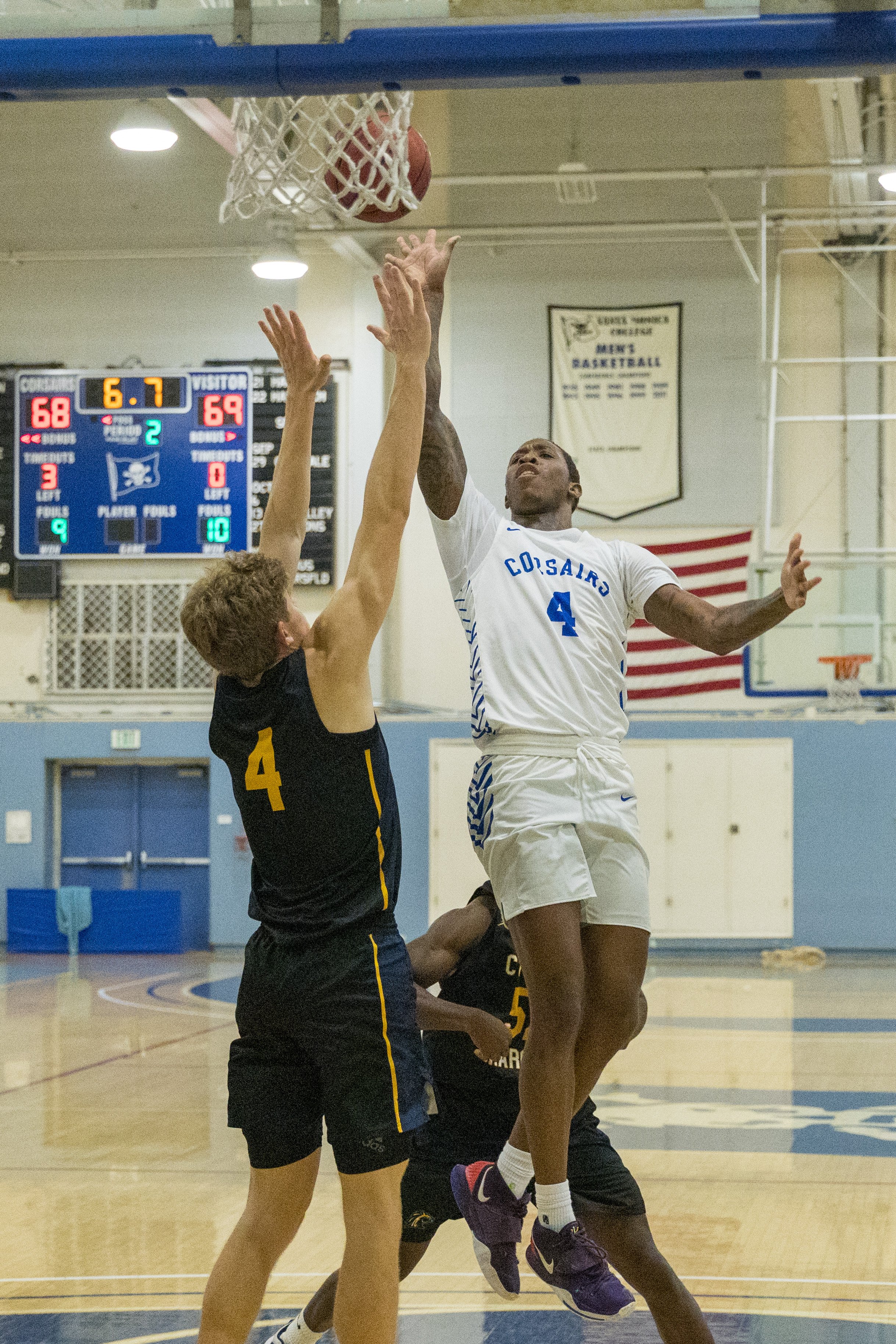  Santa Monica College sophmore point guard Daiquan Copeland drives for the game winning basket. The Corsairs defeated the Chargers 70-69 in Santa Monica, California on November 4, 2021. (Maxim Elramsisy | The Corsair) 