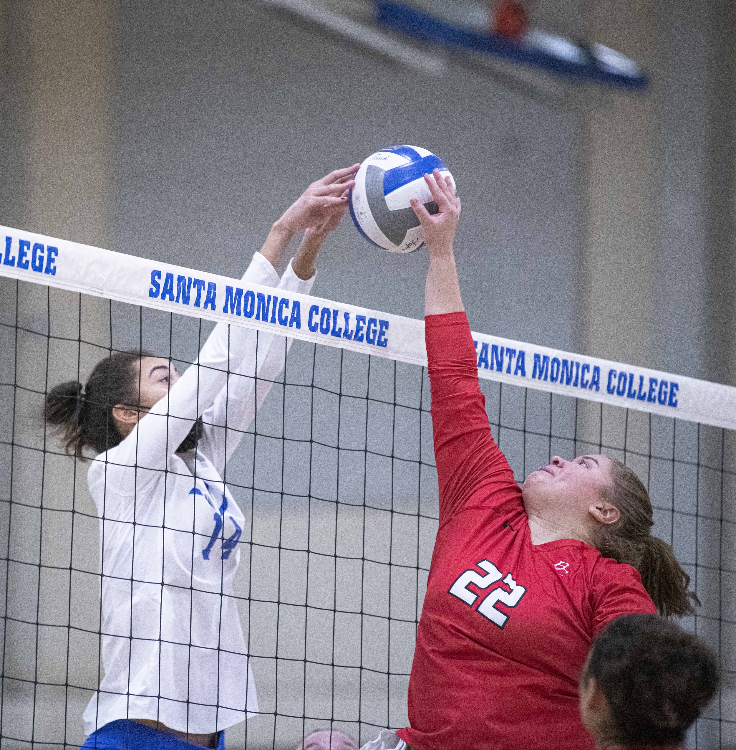  Santa Monica College Corsairs freshman Ela Nordfors (14) pins the ball against a Bakersfield College player as she attempts to push the ball over the net. (Jon Putman | The Corsair) 