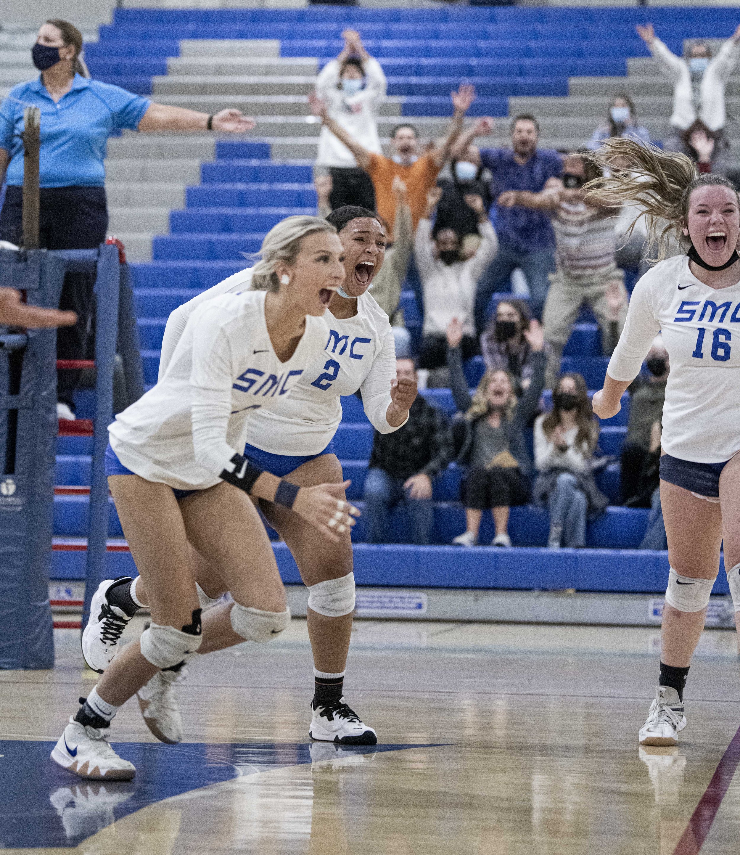  Santa Monica College Corsairs players celebrate after a crucial kill to seal the game. (Jon Putman | The Corsair) 