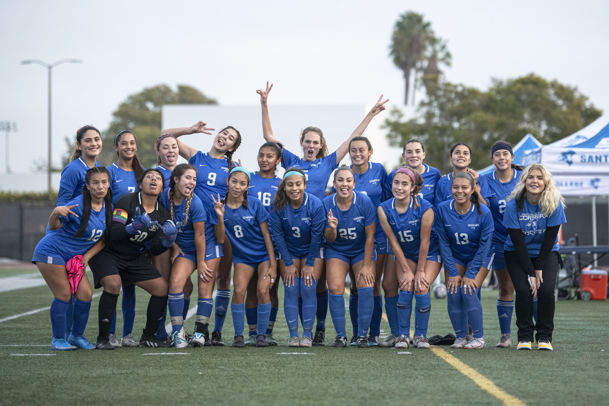  Santa Monica College Corsairs Women's Soccer Team poses for a picture before their regional playoff game against El Camino College on Nov. 18, 2021, at Santa Monica College. (Jon Putman | The Corsair) 