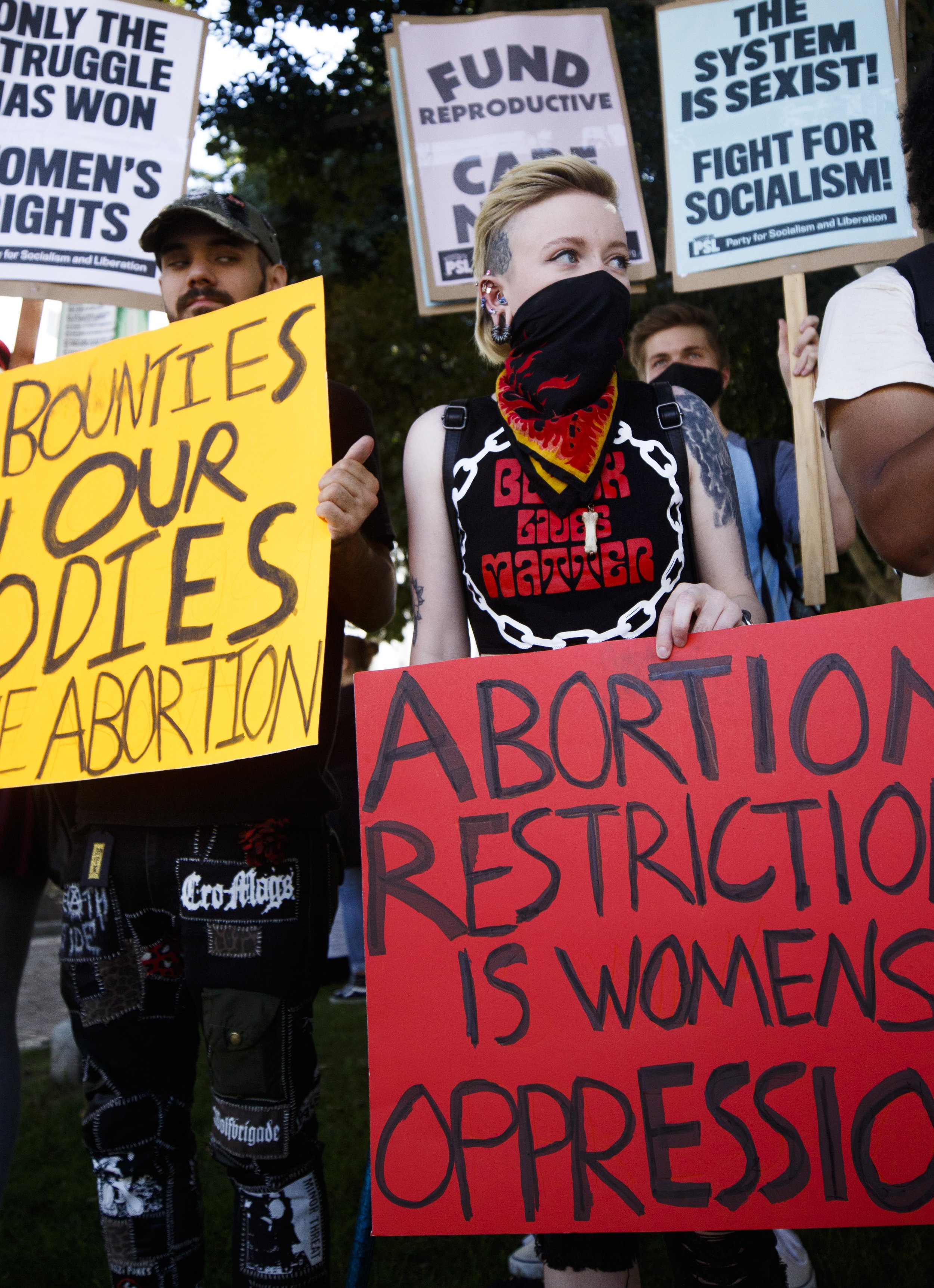  Left to Right Andrew McManus and Della Scott a couple who are protesting the recent Abortion ban in Texas at the March for Reproductive rights in Downtown Los Angeles on Rights on October 2, 2021. ( Neil O’Loughlin | Corsair ) 