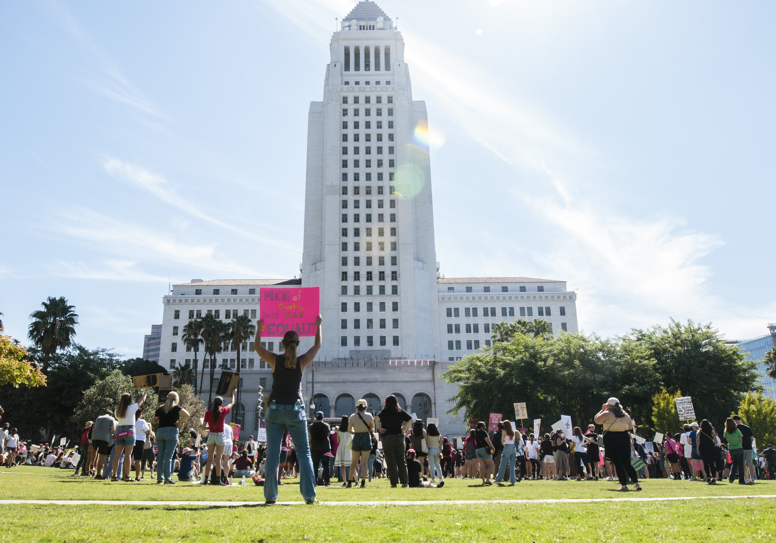  Protestors at the march for reproductive rights gather in Grand Park, downtown Los Angeles. The city hall stands towering above them. October 2, 2021. ( Neil O’Loughlin | Corsair ) 