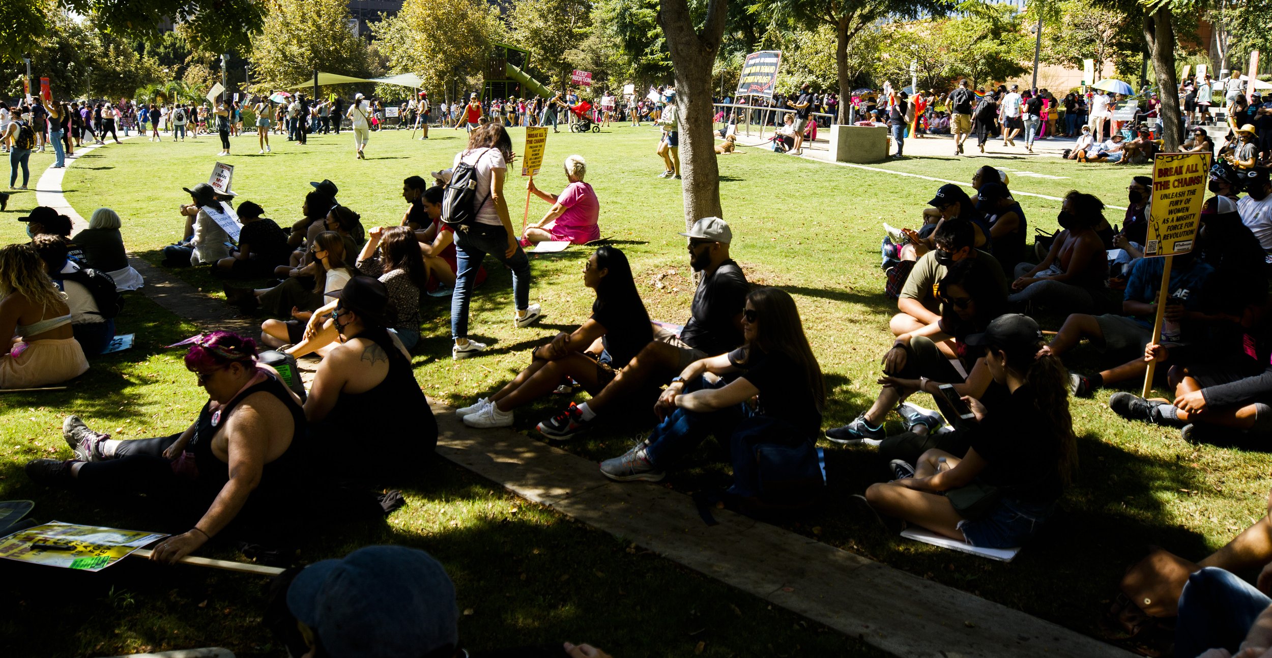  Demonstrators seek the shade during a speech at the women's March for Reproductive Rights In sunny downtown Los Angeles on October 2, 2021. ( Neil O’Loughlin | Corsair ) 