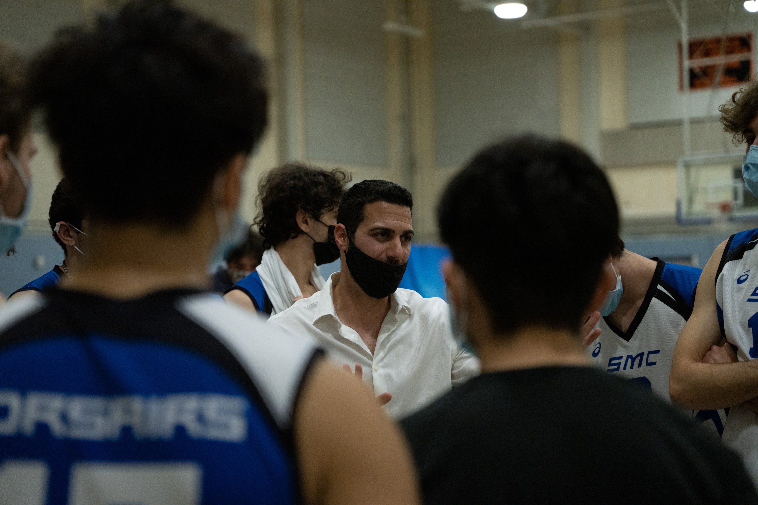  Santa Monica College Corsairs Head Coach Liran Zamir guiding the players during a timeout hud- dle in the game against the Moorpark College Raiders in The Pavilion in Santa Monica, Calif. on March 4. (Ryan Martinez | The Corsair) 