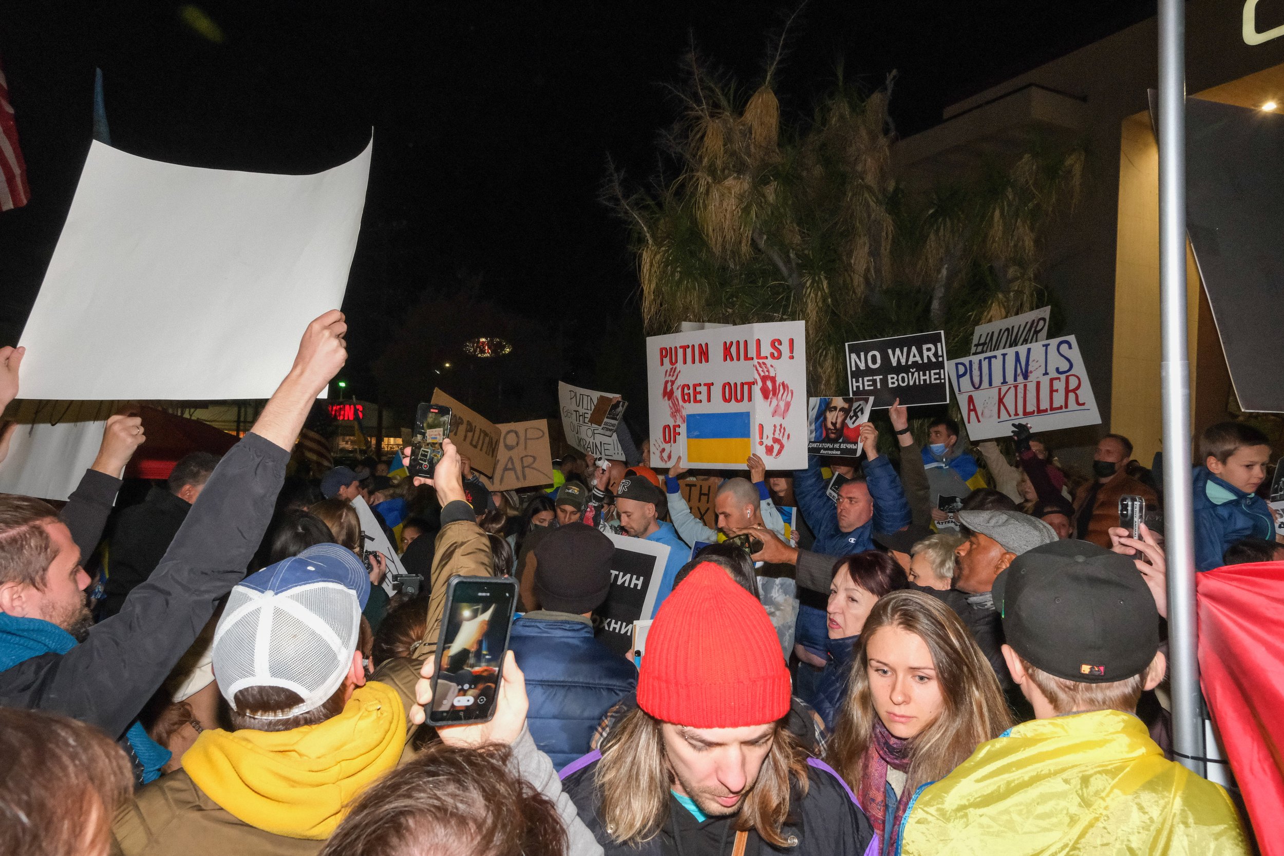  Rally for Ukraine  in Studio City, Los Angeles on Thursday, Feb. 24. A crowd gathers holding signs saying things like ‘Putin is a killer’, ‘Get Putin out of Ukraine’, ‘No War.’  (Anna Sophia Moltke | The Corsair) 