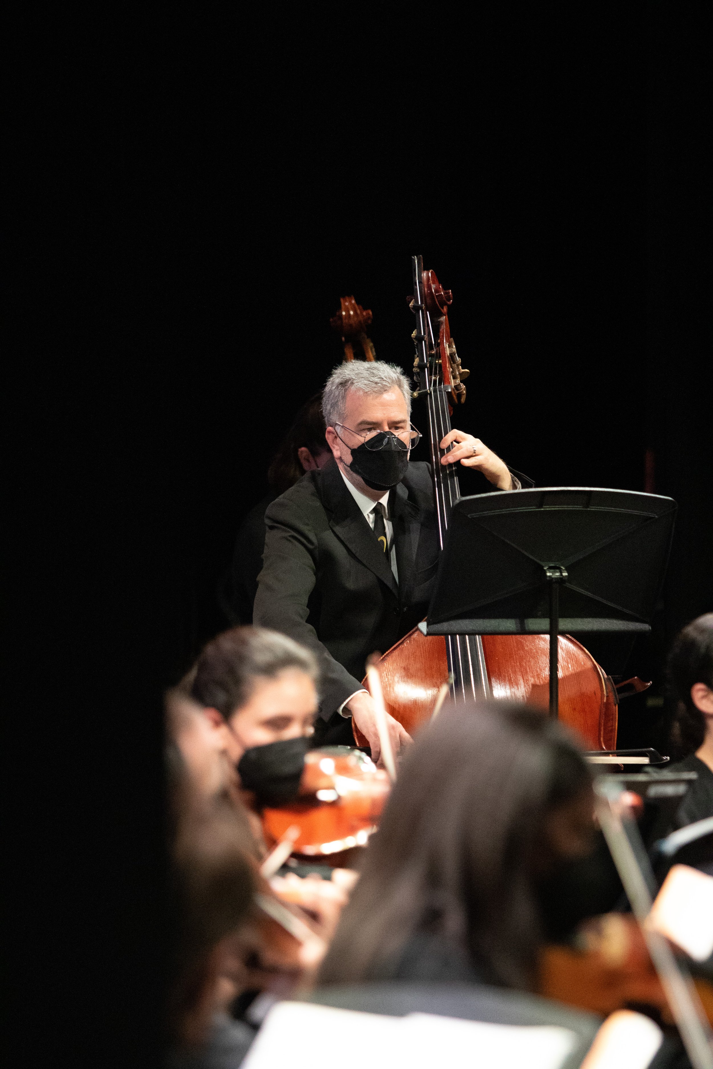  Bassist Jeff Schwartz performing during the Santa Monica Symphony Performance at the John Adams Middle School Auditorium in Santa Monica, California on March 27, 2022. (Ryan Martinez | The Corsair) 