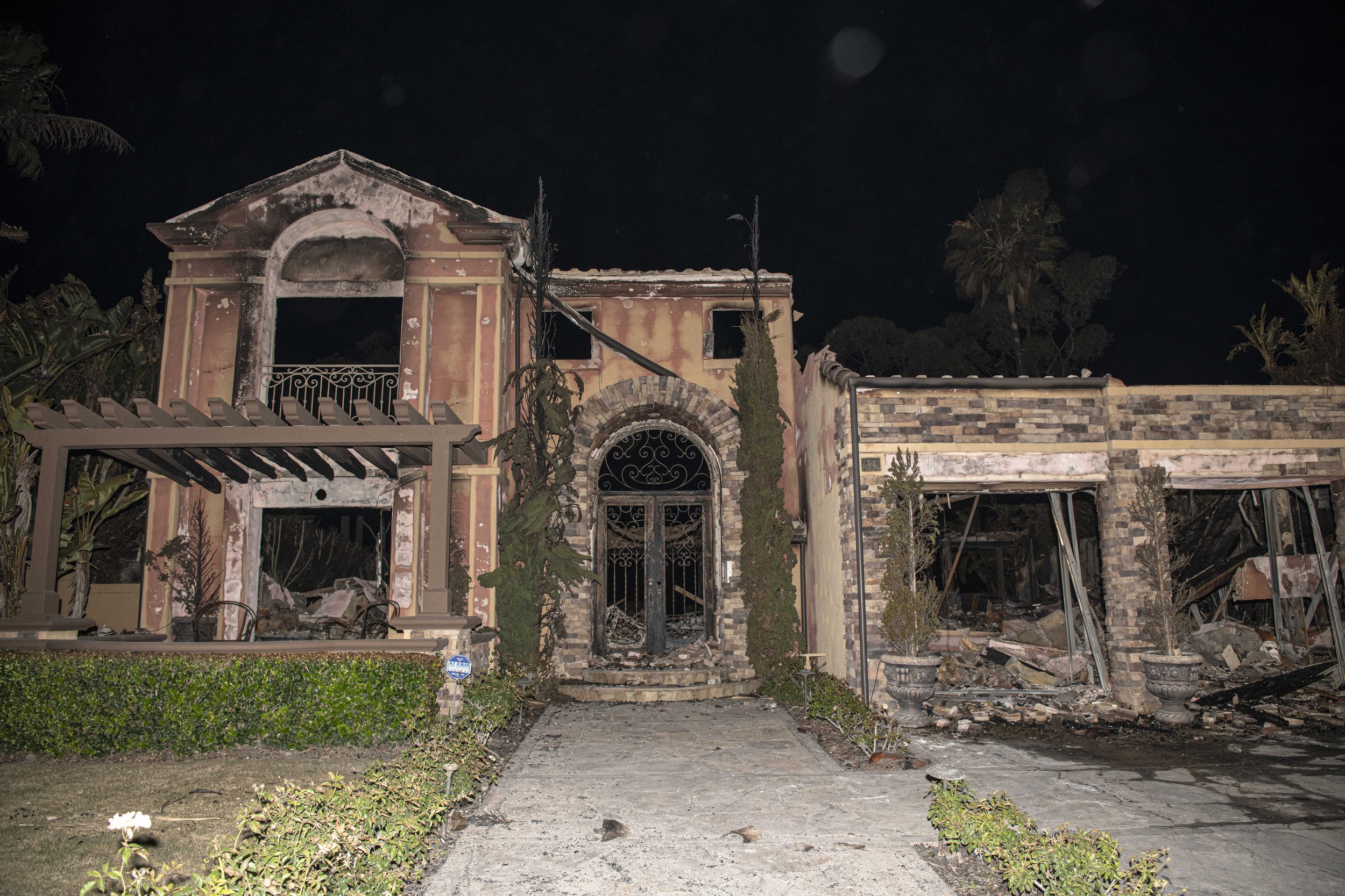  Reminants of what was once a multi-million dollar home in Laguna Nigel, California after a small brush fire that occured on Wedneday, May 11th, turned into a firey blaze that took over 200+ acres and 23 Confirmed homes. According to San Diego Firefi