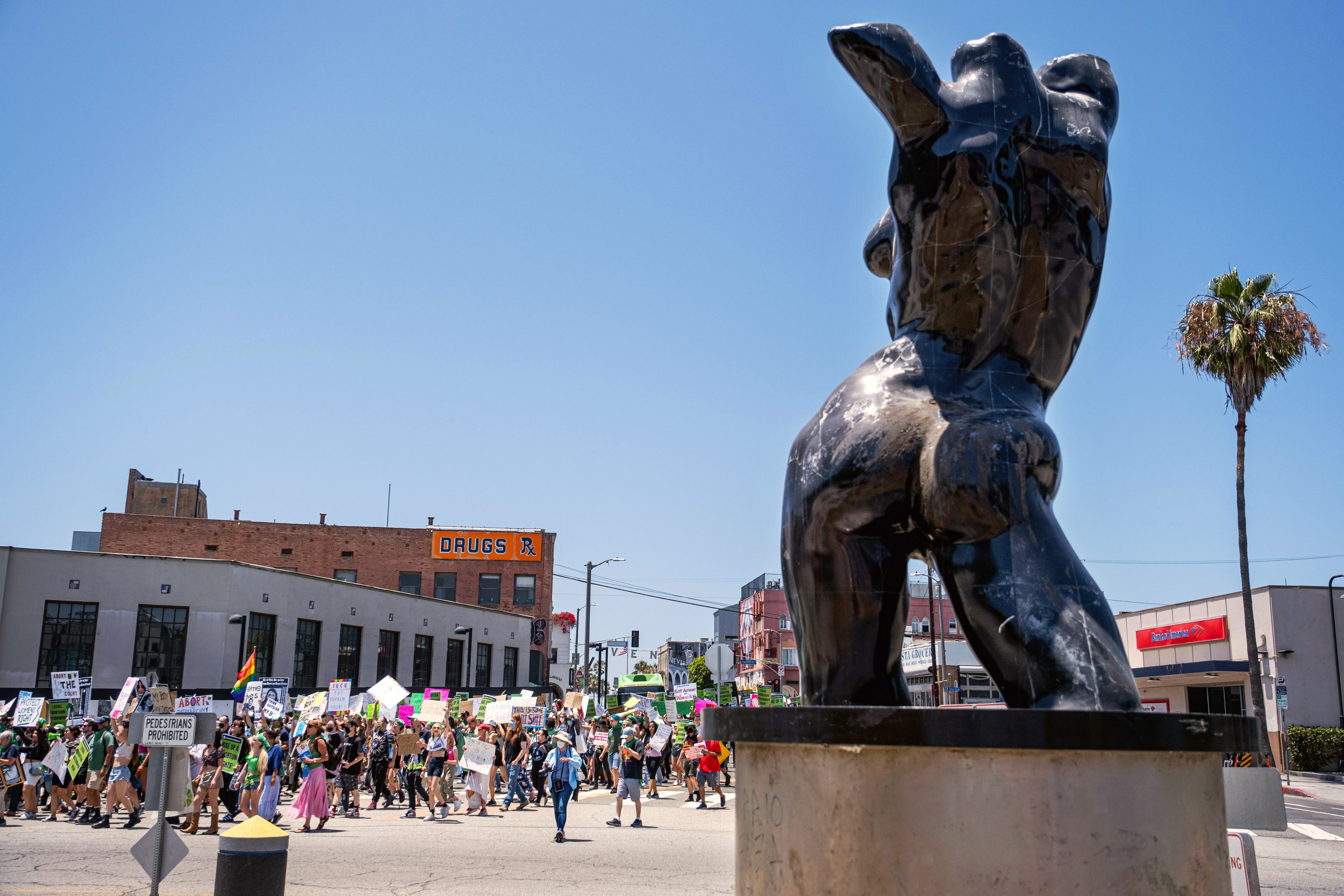  Hundreds of abortion rights activists march through Venice streets on July 4. The crowd walks past Venice Torso, a sculpture by late artist Robert Graham. (Anna Sophia Moltke | The Corsair) 