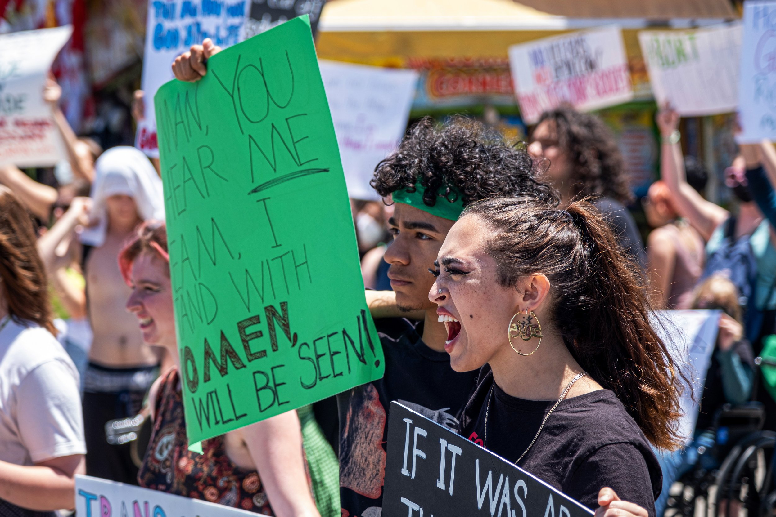  DeanCarlo Jordan (left) and Sarah Daghigh (right) attend the Abortion Rights Rally on the Venice Beach Boardwalk, on July 4. (Anna Sophia Moltke | The Corsair) 