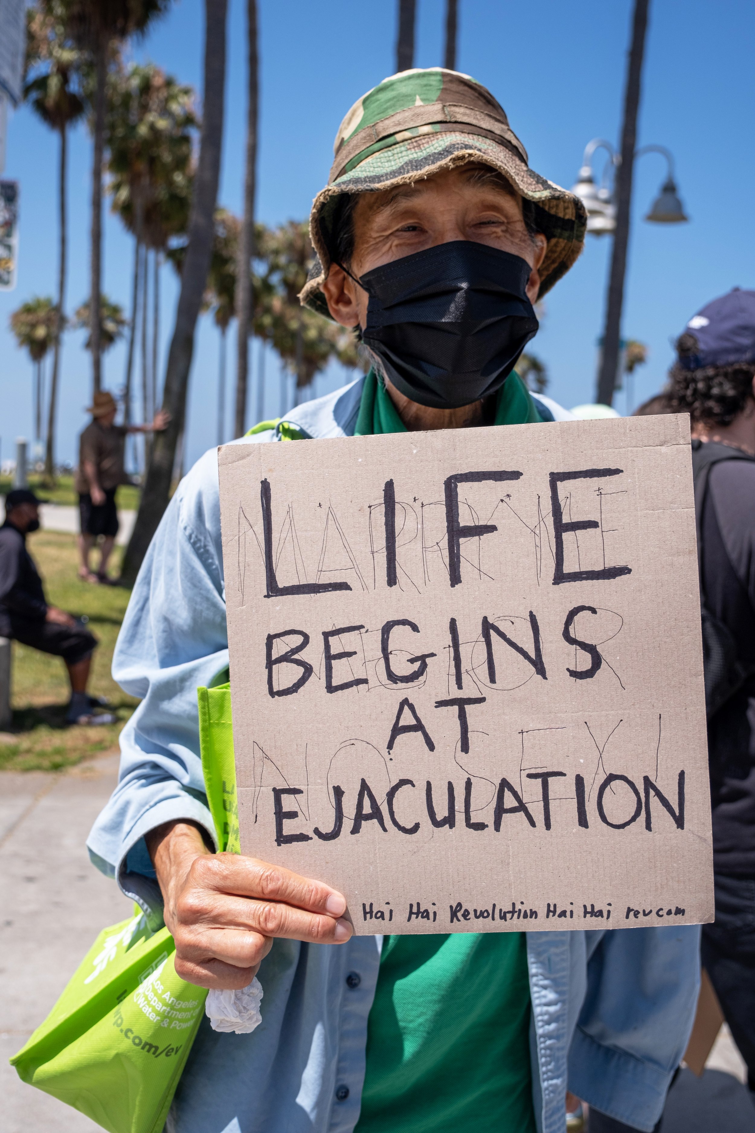  Abortion rights activist gathers for the Abortion Rights Rally on the Venice Beach Boardwalk, on July 4. (Anna Sophia Moltke | The Corsair) 