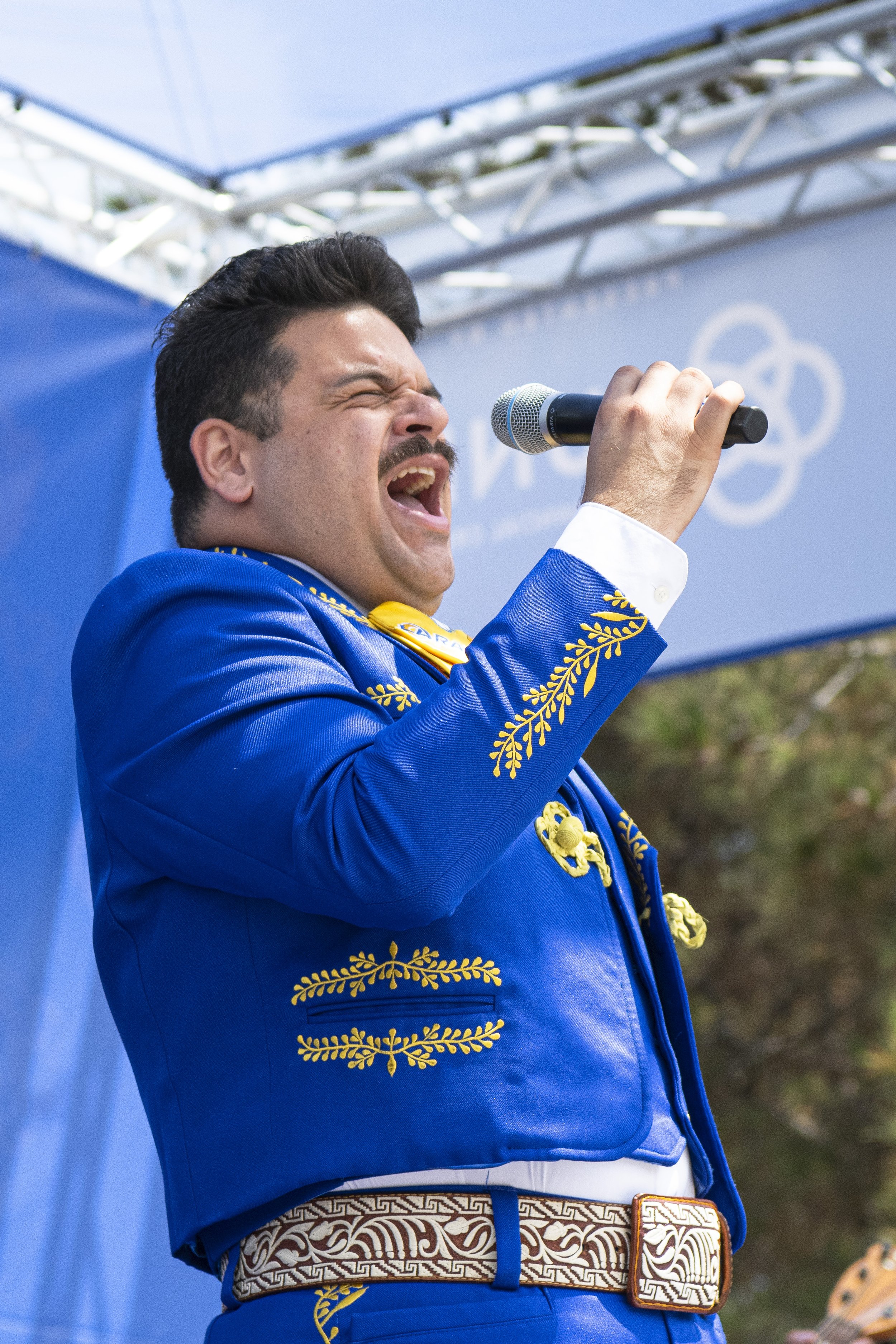  A rams Mariachi singer seranades the crowds as people flood the open gates to the Rams first training camp for the 2022-23 season. (Jon Putman | The Corsair) 
