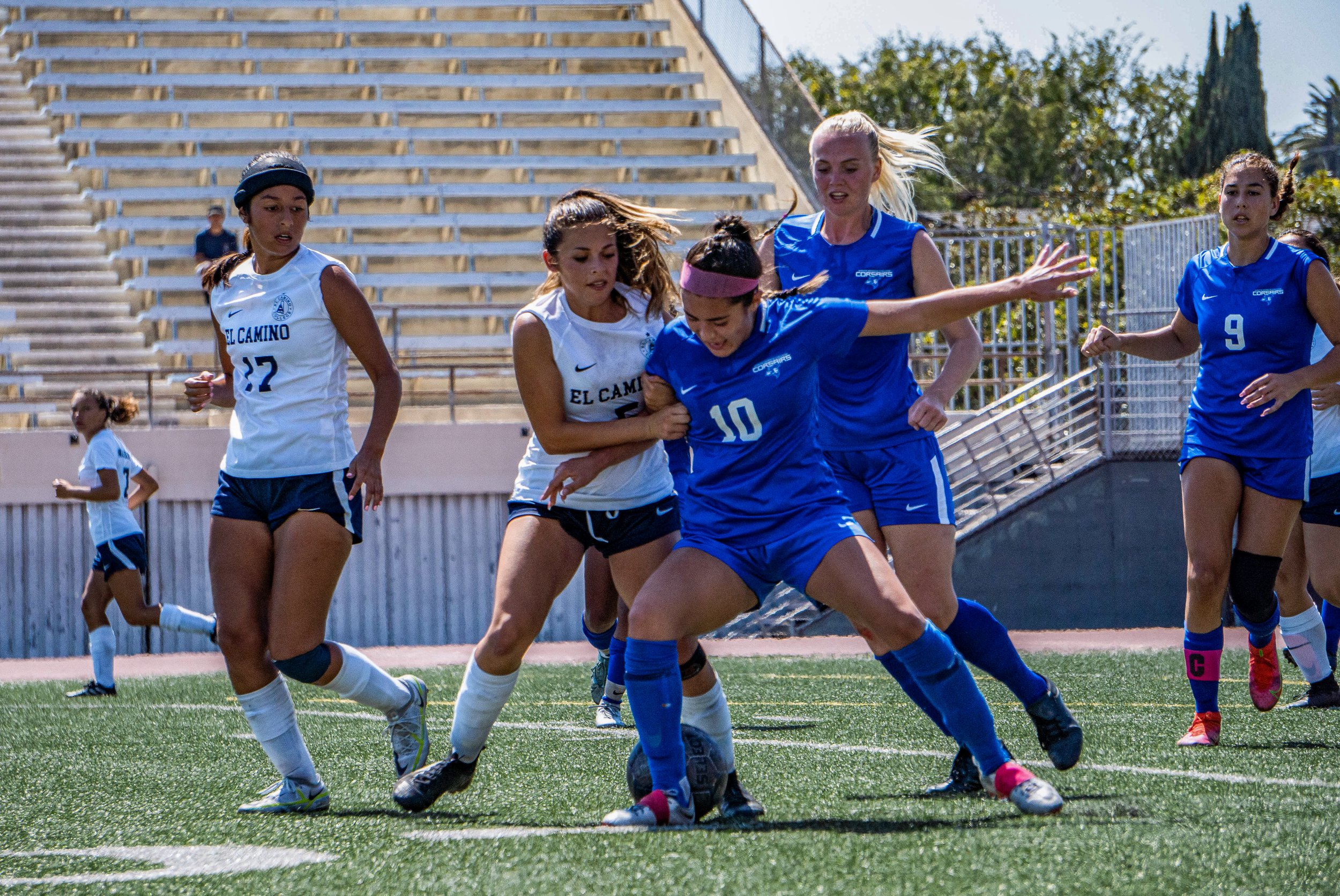  Women's Corsair midfielder Ali Alban (10) is grappled by El Camino Warrior defender Alexis Perez-Fonseca (5) as they fight for the ball. The Corsair Field in Santa Monica, Calif. On Friday, September 2, 2022. (Tsen Ee Lin | The Corsair) 