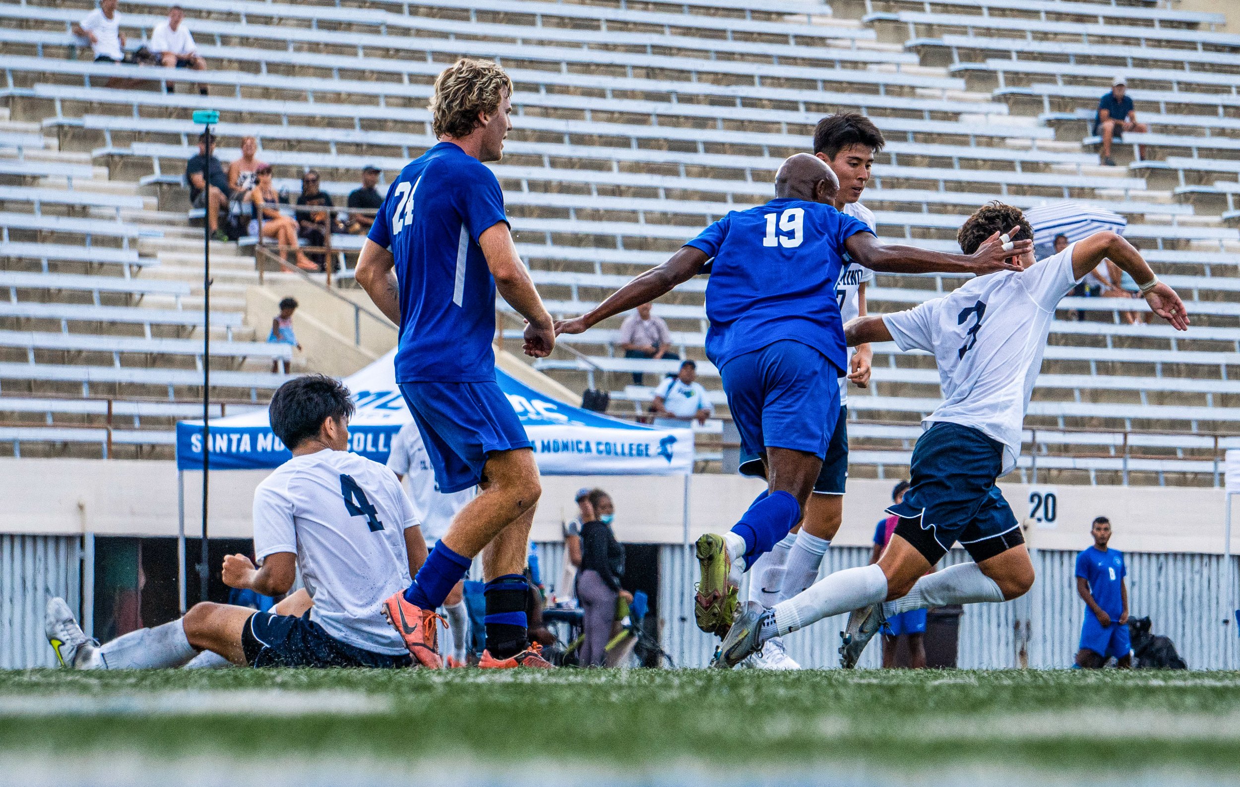  Both teams chase the ball to the ground as supporters watch from the stands. The Corsair Field in Santa Monica, Calif. On Friday, September 2, 2022. (Tsen Ee Lin | The Corsair) 