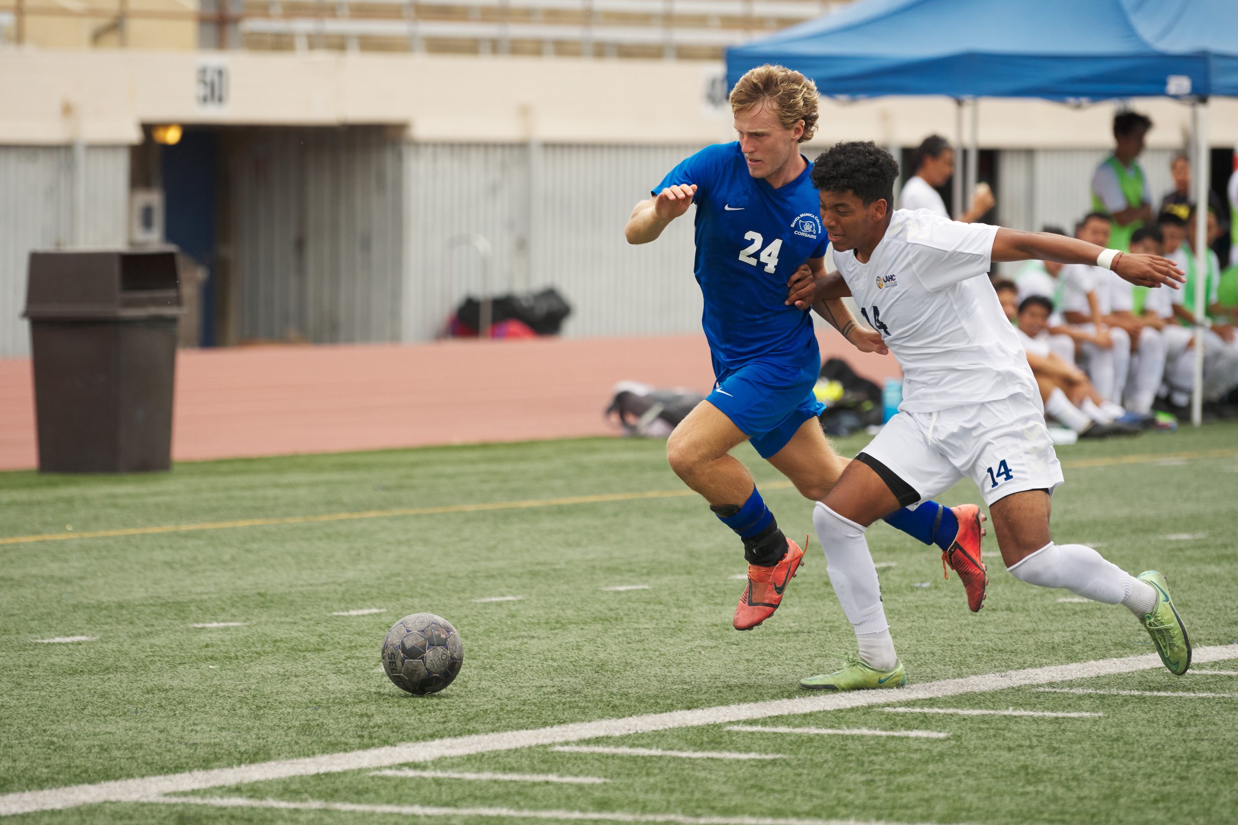  Alexander Lalor, of the Santa Monica College Corsairs, and Edwin Gonzalez, of the Los Angeles Harbor College Seahawks, during the men's soccer match on Friday, September, 9, 2022, at Corsair Field in Santa Monica, Calif . The Corsairs won 4-0. (Nich