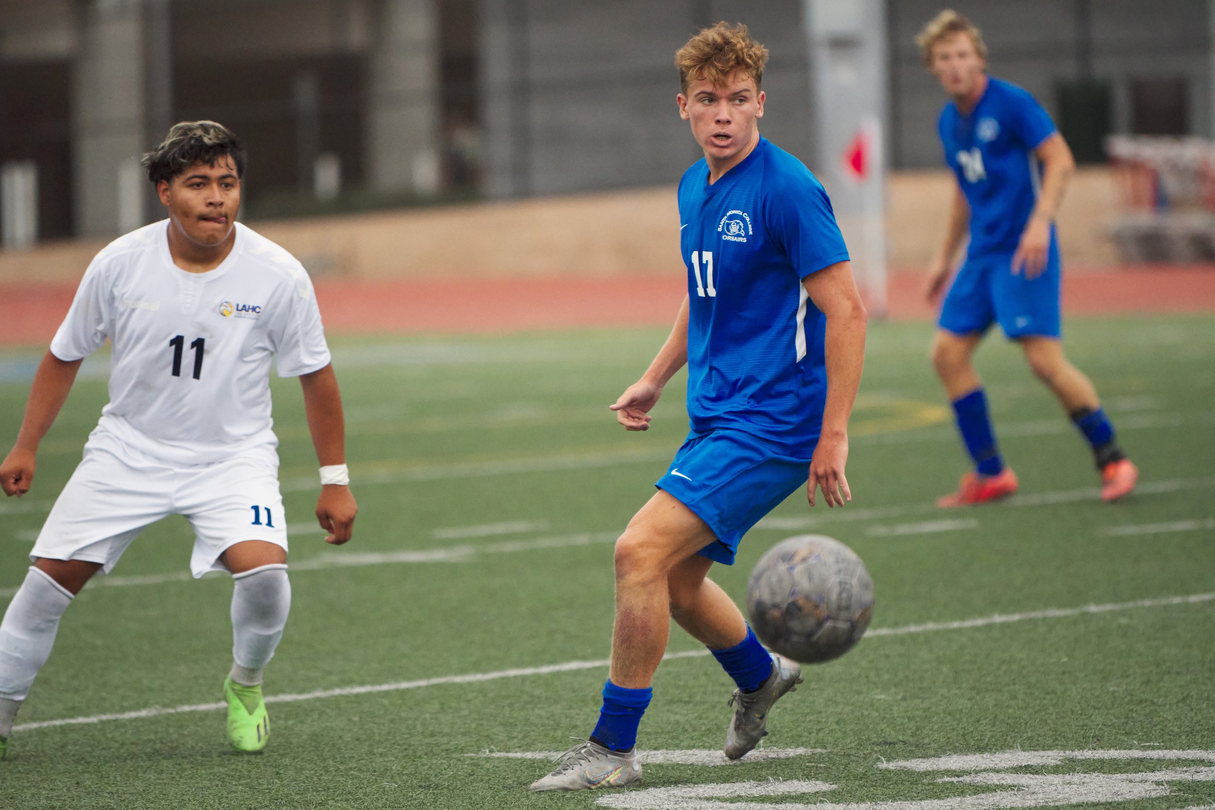  Taj Winnard (center), of the Santa Monica College Corsairs, and Arturo Benigno (left), of the Los Angeles Harbor College Seahawks, during the men's soccer match on Friday, September, 9, 2022, at Corsair Field in Santa Monica, Calif . The Corsairs wo