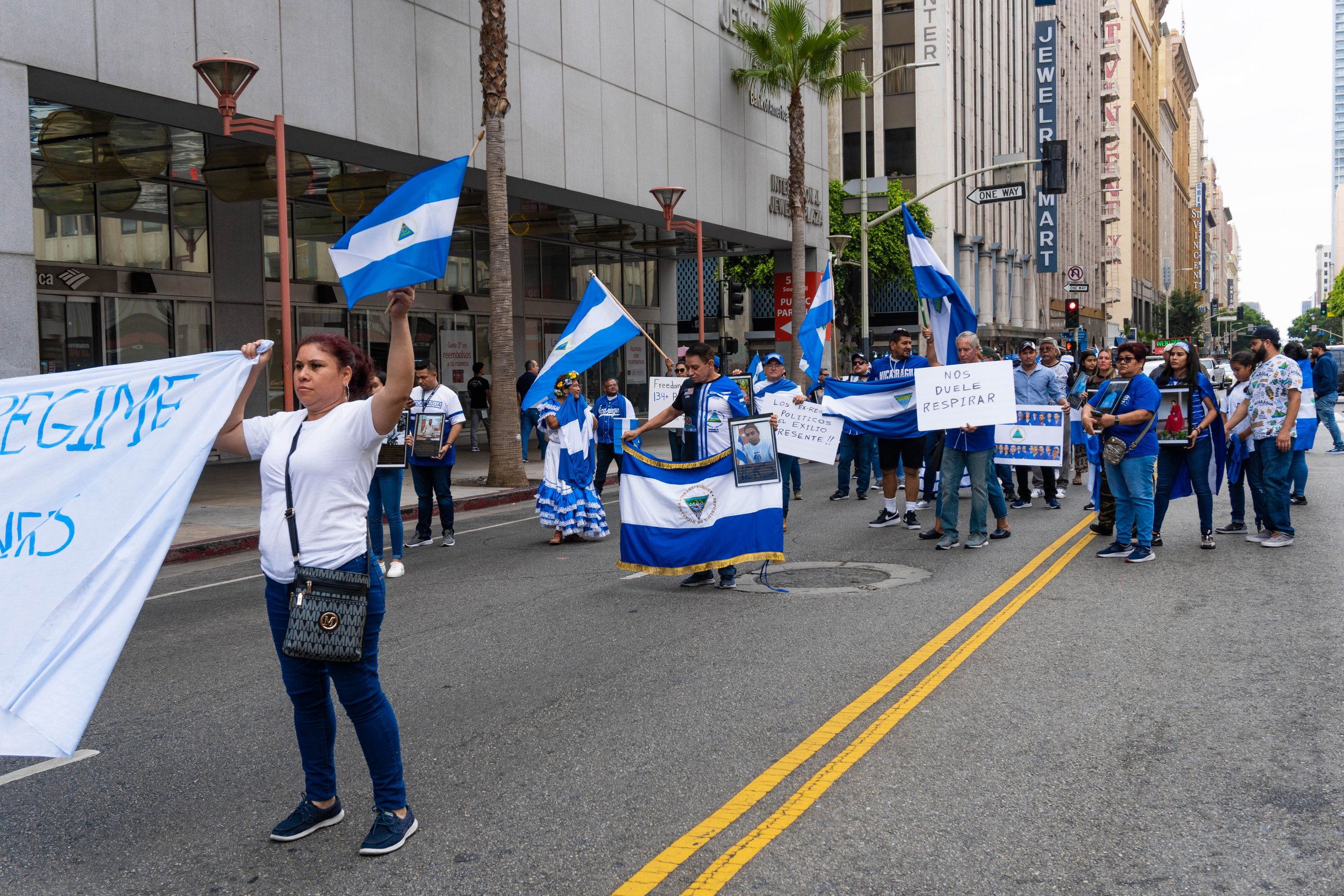  The Nicaragua Diaspora getting ready to march down S Olive Street during the Marcha Pour Nicaragua. Sept. 17, 2022. Los Angeles, CA. (Ee Lin Tsen | The Corsair) 