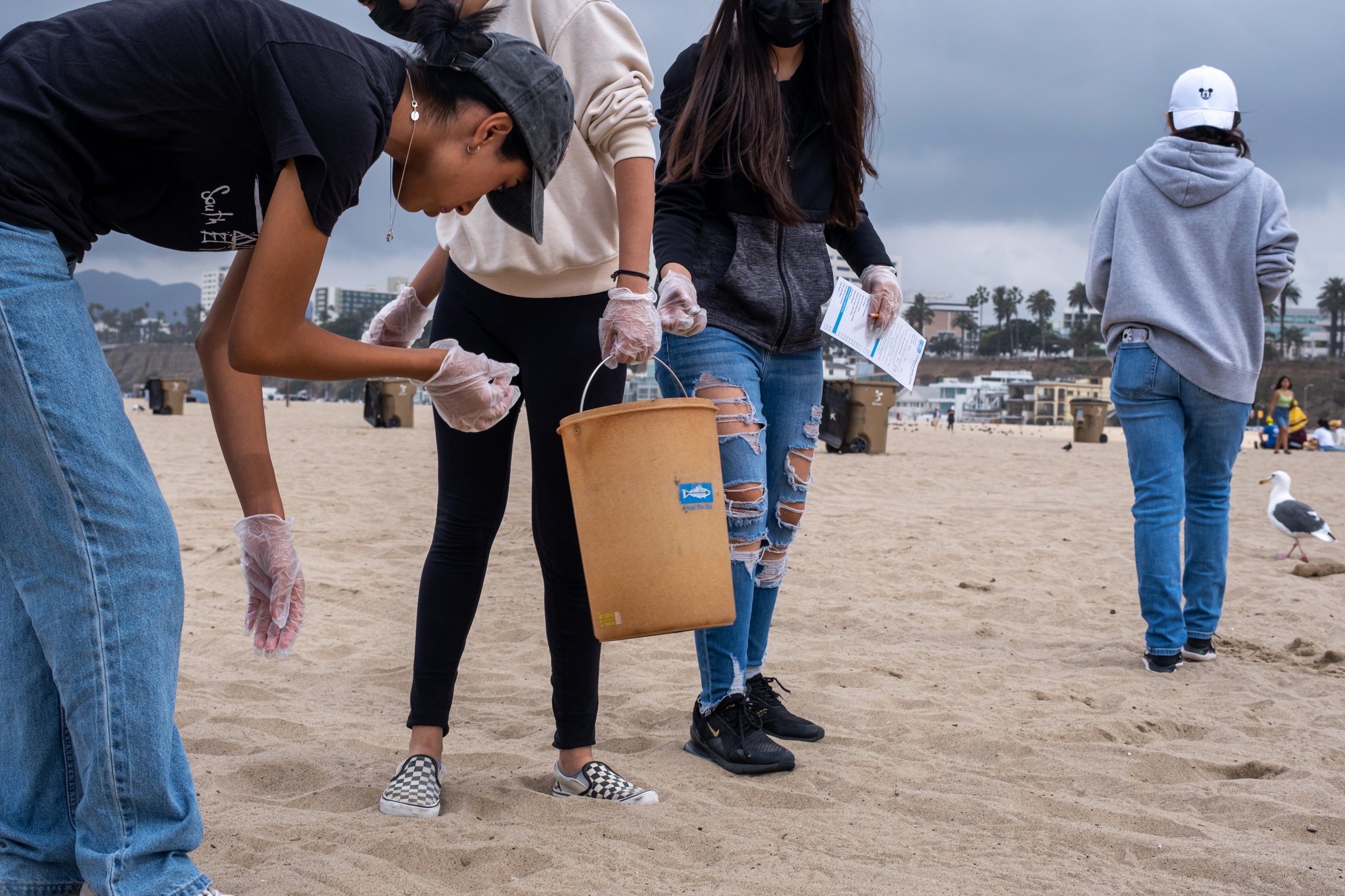  Volunteers pick up trash on the beach, while participating at Coastal Cleanup Day, led by Heal the Bay in Santa Monica Calif. on Saturday, September 17, 2022. (Anna Sophia Moltke | The Corsair) 