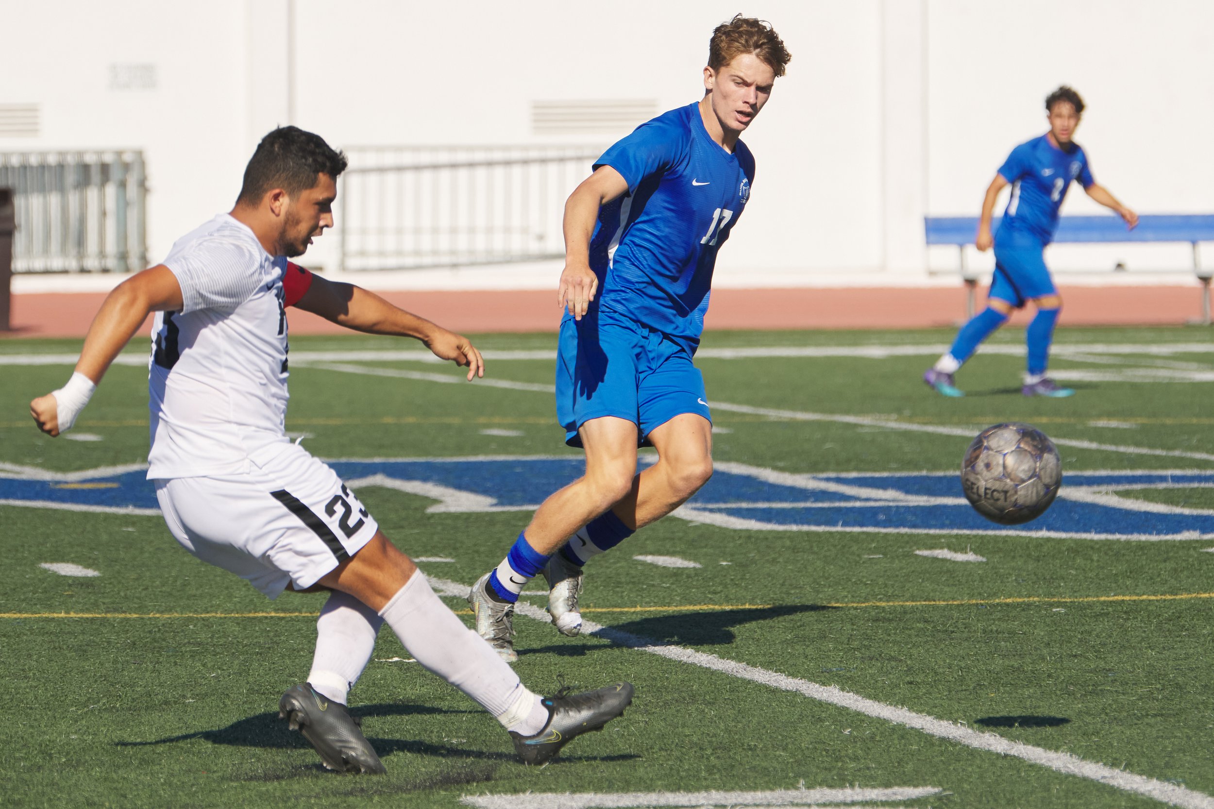  Rio Hondo College Roadrunners' Malachi Hernandez and Santa Monica College Corsairs' Taj Winnard during the men's soccer matchon on Friday, Sept. 24, 2022, at Corsair Field in Santa Monica, Calif. The Corsairs won 2-1. (Nicholas McCall | The Corsair)