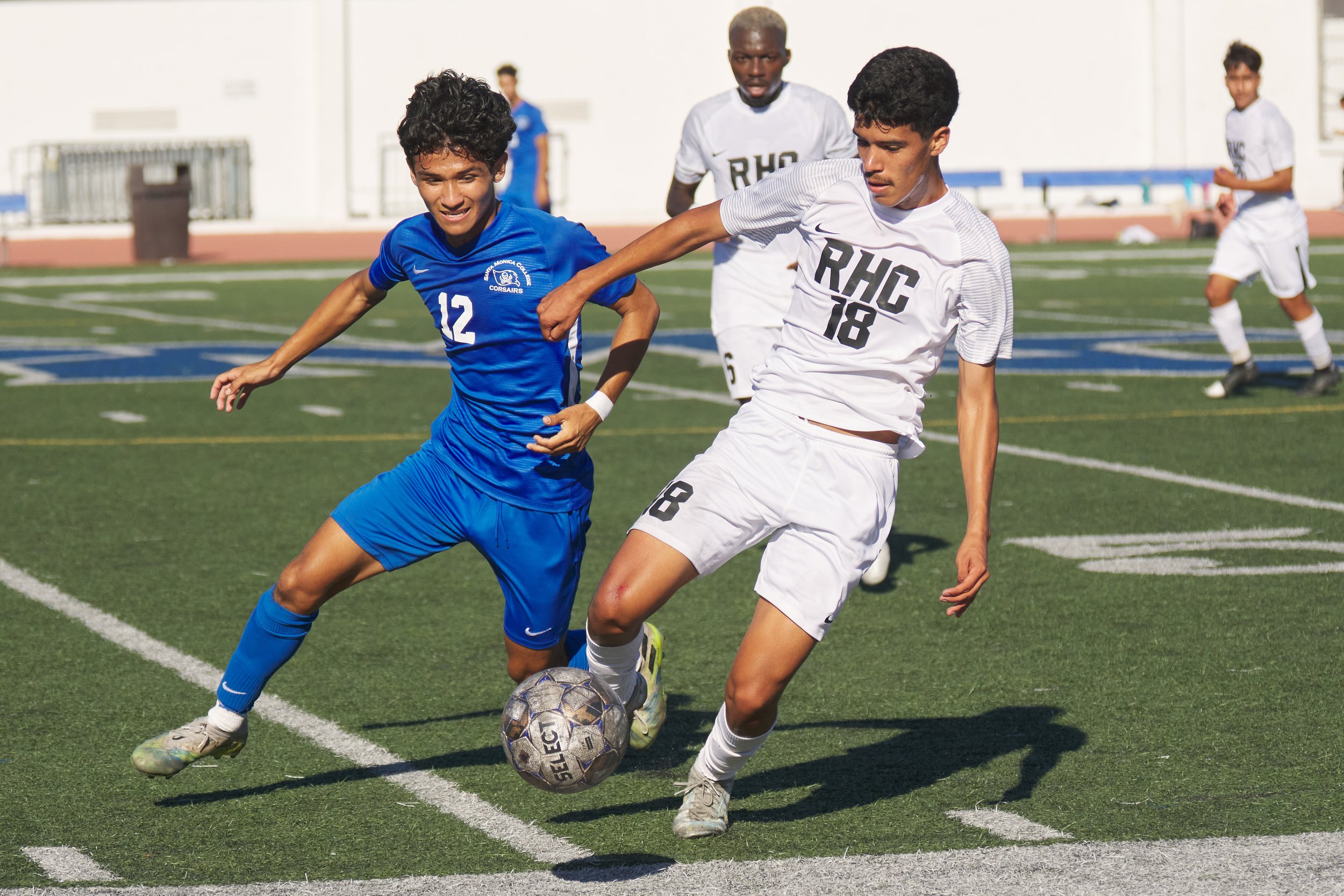  Santa Monica College Corsairs' Jason Moreno and Rio Hondo College Roadrunners' Jesus Garcia during the men's soccer match on Friday, Sept. 24, 2022, at Corsair Field in Santa Monica, Calif. The Corsairs won 2-1. (Nicholas McCall | The Corsair) 