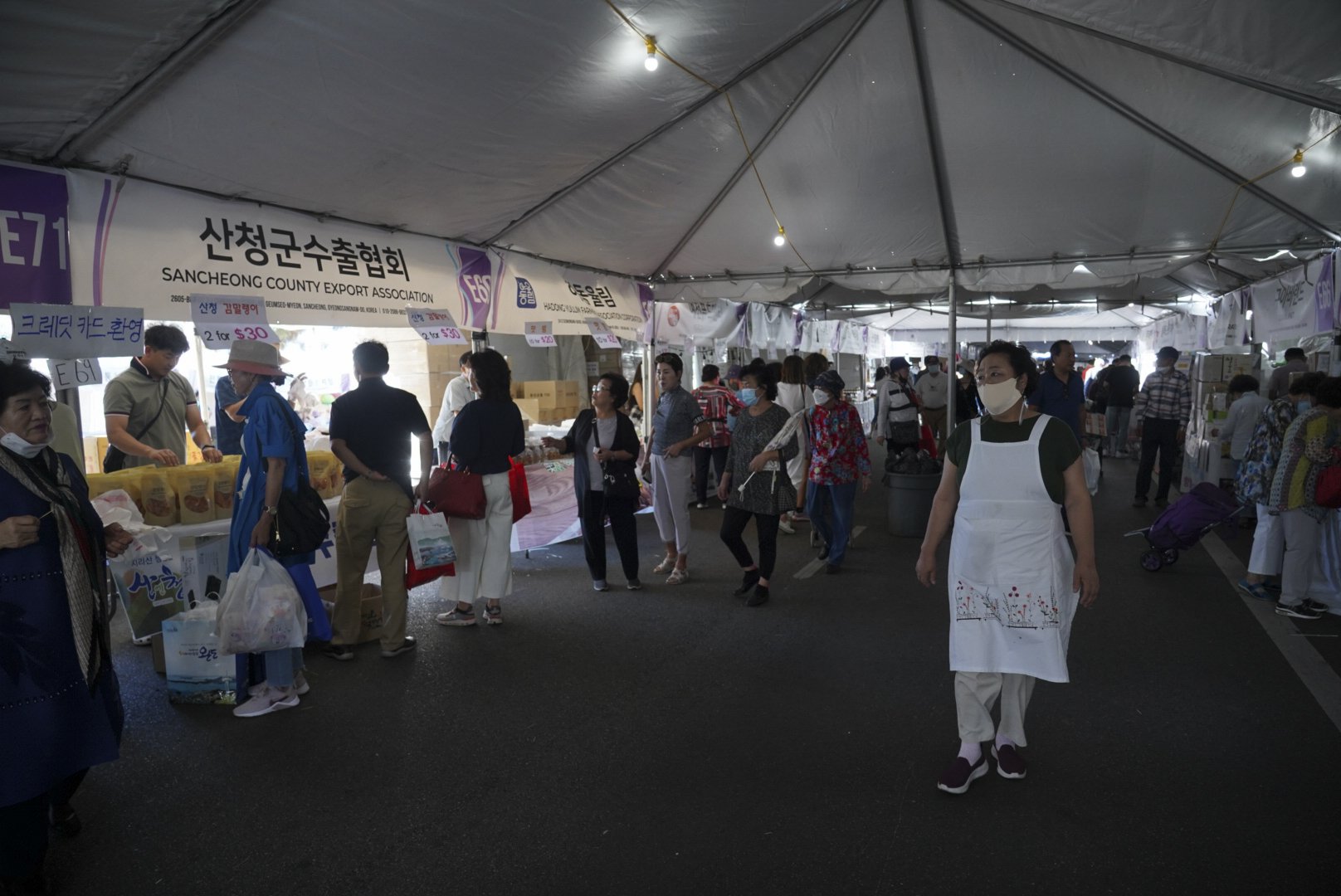  Attendees browse the available wares during the 49th annual Los Angeles Korean Festival Friday, September 23 2022 at the Seoul International Park. The 49th incarnation marks the return of the in-person festival following a two-year COVID hiatus.  (T