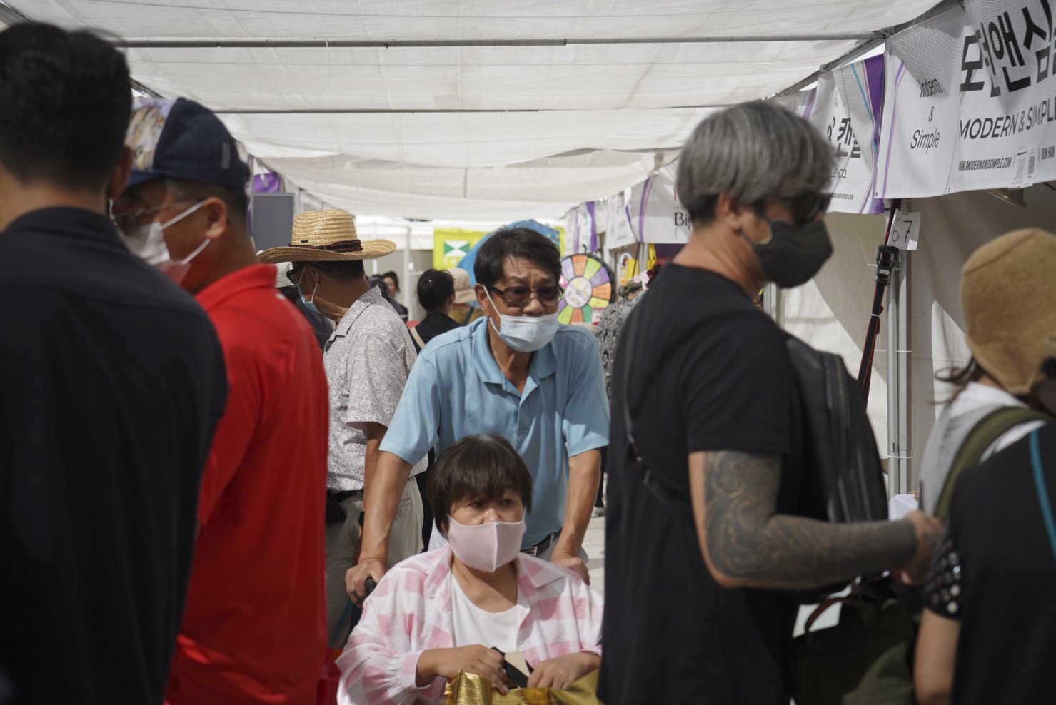  Attendees browse the available wares during the 49th annual Los Angeles Korean Festival Friday, September 23 2022 at the Seoul International Park. The 49th incarnation marks the return of the in-person festival following a two-year COVID hiatus.  (T