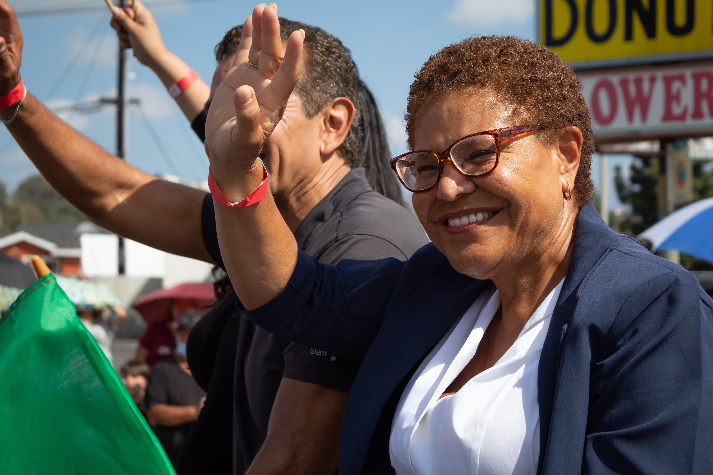  Los Angeles mayoral candidate Karen Bass waving to the crowd during the Mexican Independence Parade & Festival in East Los Angeles, Calif. on Sept. 18, 2022. (Caylo Seals | The Corsair) 