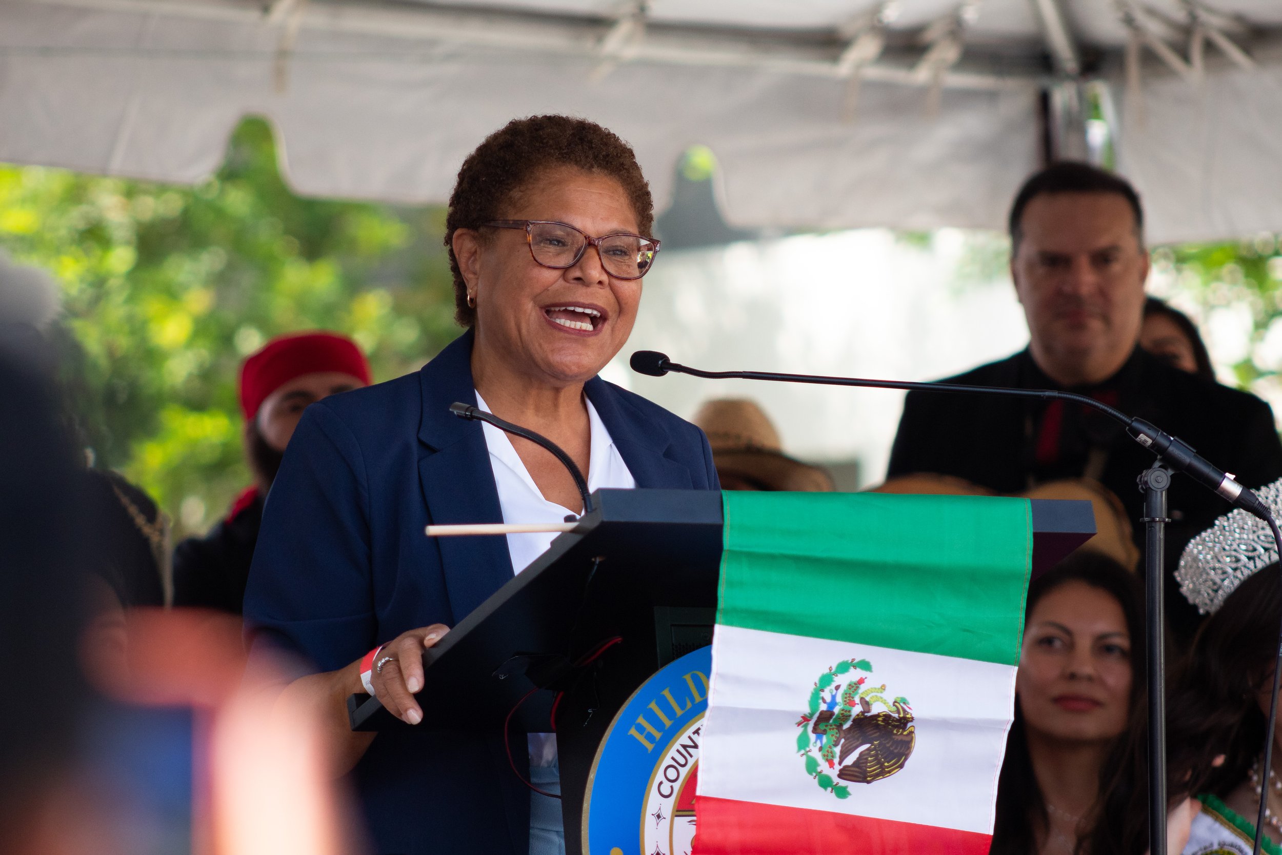  Los Angeles mayoral candidate Karen Bass speaking before the Mexican Independence Day Parade & Festival in East Los Angeles, Calif. on Sept. 18, 2022. (Caylo Seals | The Corsair) 