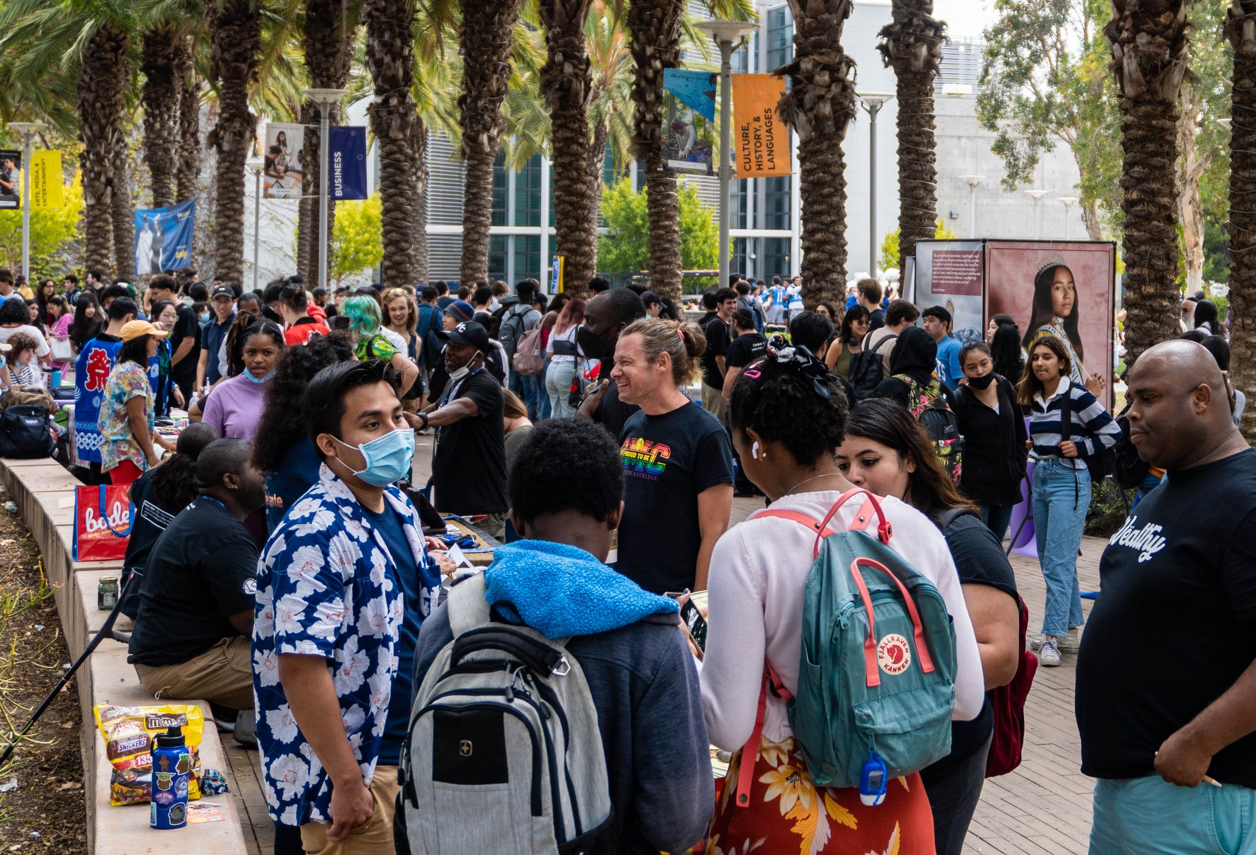  Santa Monica College students gather at the SMC Quad on the main campus to learn more about the different student clubs at SMC during Club Awareness Day on Sept. 29, 2022. Santa Monica, Calif. (Ee Lin Tsen | The Corsair) 