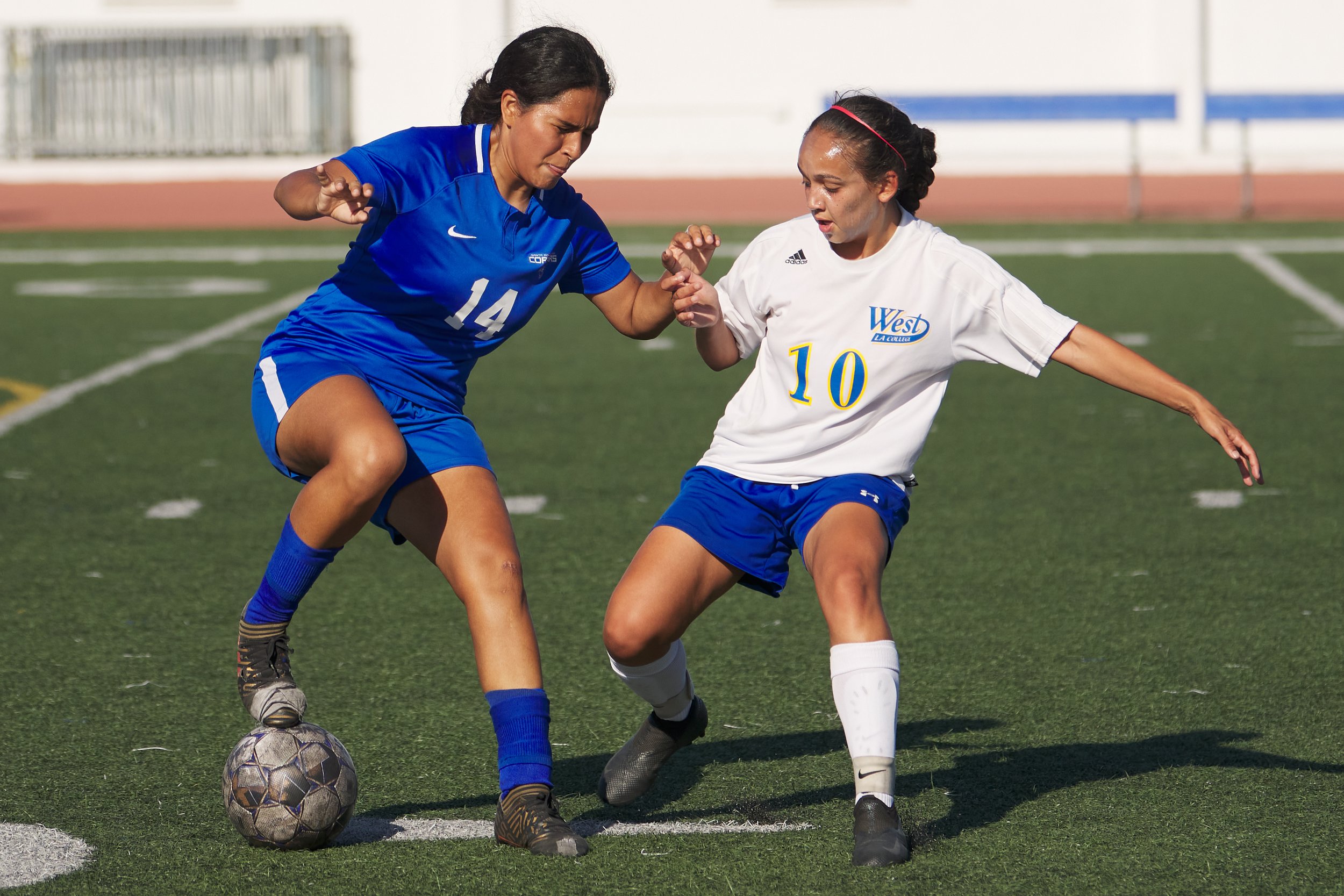  Santa Monica College Corsairs' Vashti Zuniga and West Los Angeles College Wildcats' Leslie Flores at the women's soccer match on Friday, Sept. 30, 2022, at Corsair Field in Santa Monica, Calif. The Corsairs won 3-2. (Nicholas McCall | The Corsair) 