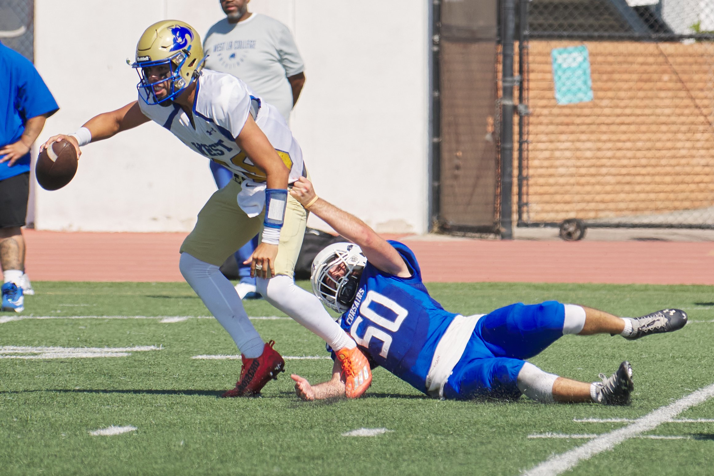  West Los Angeles College Wildcats' David Oliveros and Santa Monica College Corsairs' Kylan Keeler during the football match on Saturday, October 1, 2022, at Corsair Field in Santa Monica, Calif. The Corsairs won 41-40. (Nicholas McCall | The Corsair