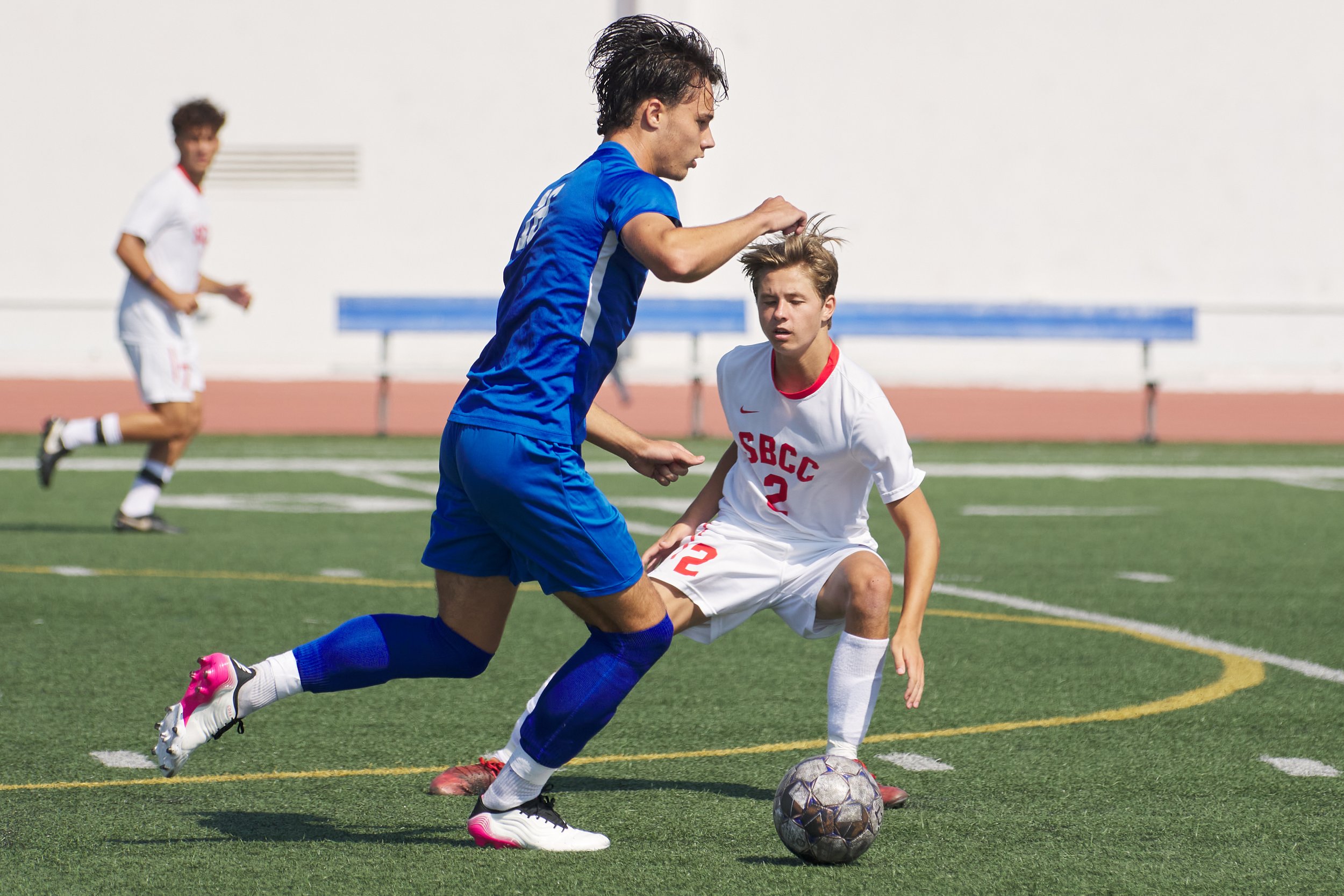  Santa Monica College Corsairs' Kyler Sorber and Santa Barbara City College Vaqueros' Timo Jansen during the men's soccer match on Tuesday, October 11, 2022, at Corsair Field in Santa Monica, Calif. The Corsairs won 2-1. (Nicholas McCall | The Corsai