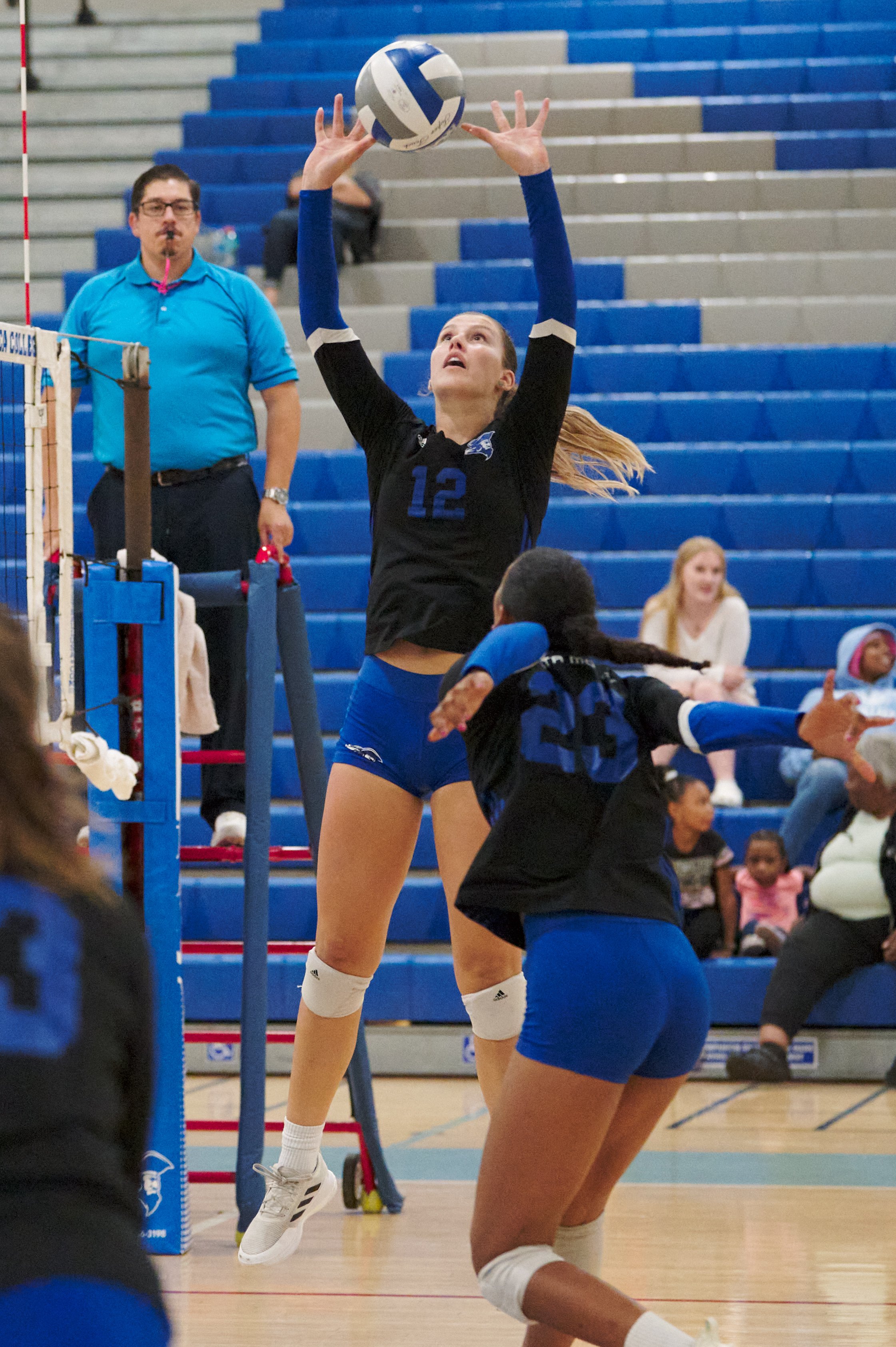  Santa Monica College Corsairs' Mia Paulson sets the ball during the women's volleyball match against the Antelope Valley College Marauders on Wednesday, Oct. 12, 2022, at the Corsair Gym in Santa Monica, Calif. The Corsairs won 3-1. (Nicholas McCall