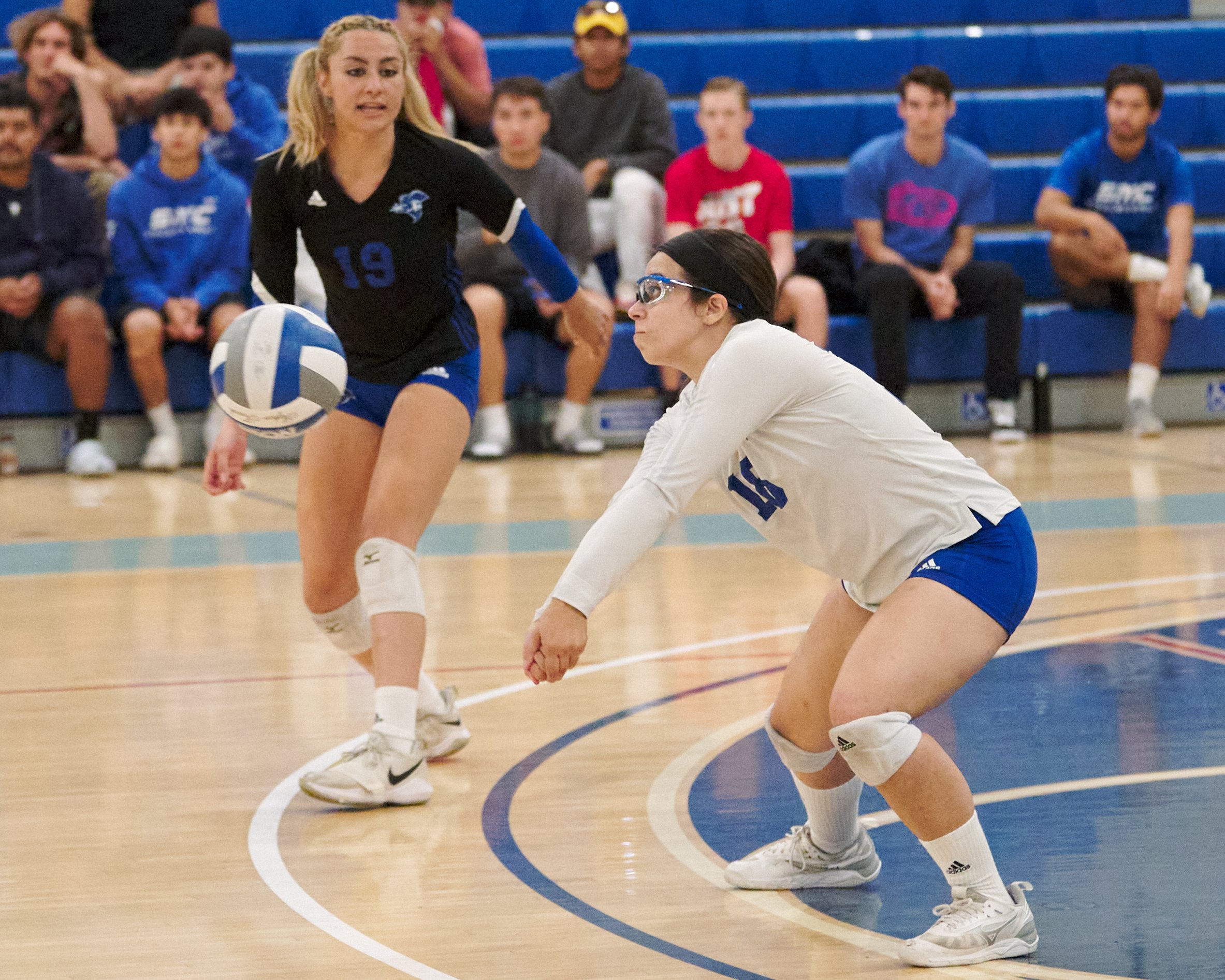  Santa Monica College Corsairs' Scheala Nielsen and Rachel Lallemand during the women's volleyball match against the Antelope Valley College Marauders on Wednesday, Oct. 12, 2022, at the Corsair Gym in Santa Monica, Calif. The Corsairs won 3-1. (Nich