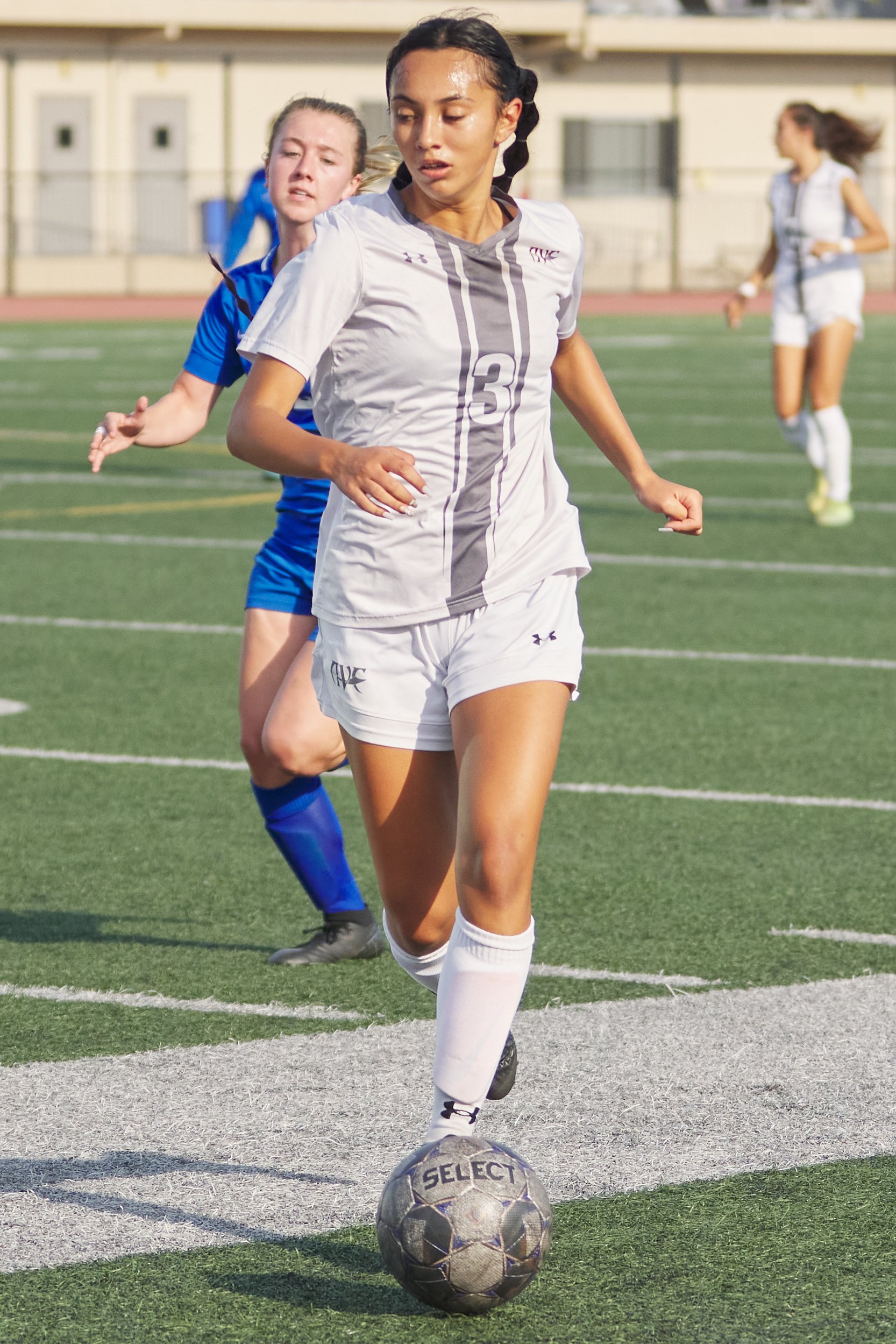  Antelope Valley College Marauders' Brenda Murillo keeps in front of Santa Monica College Corsairs' Eden Hotch during the women's soccer match on Tuesday, Oct. 11, 2022, at Corsair Field in Santa Monica, Calif. The Corsairs lost 6-0. (Nicholas McCall