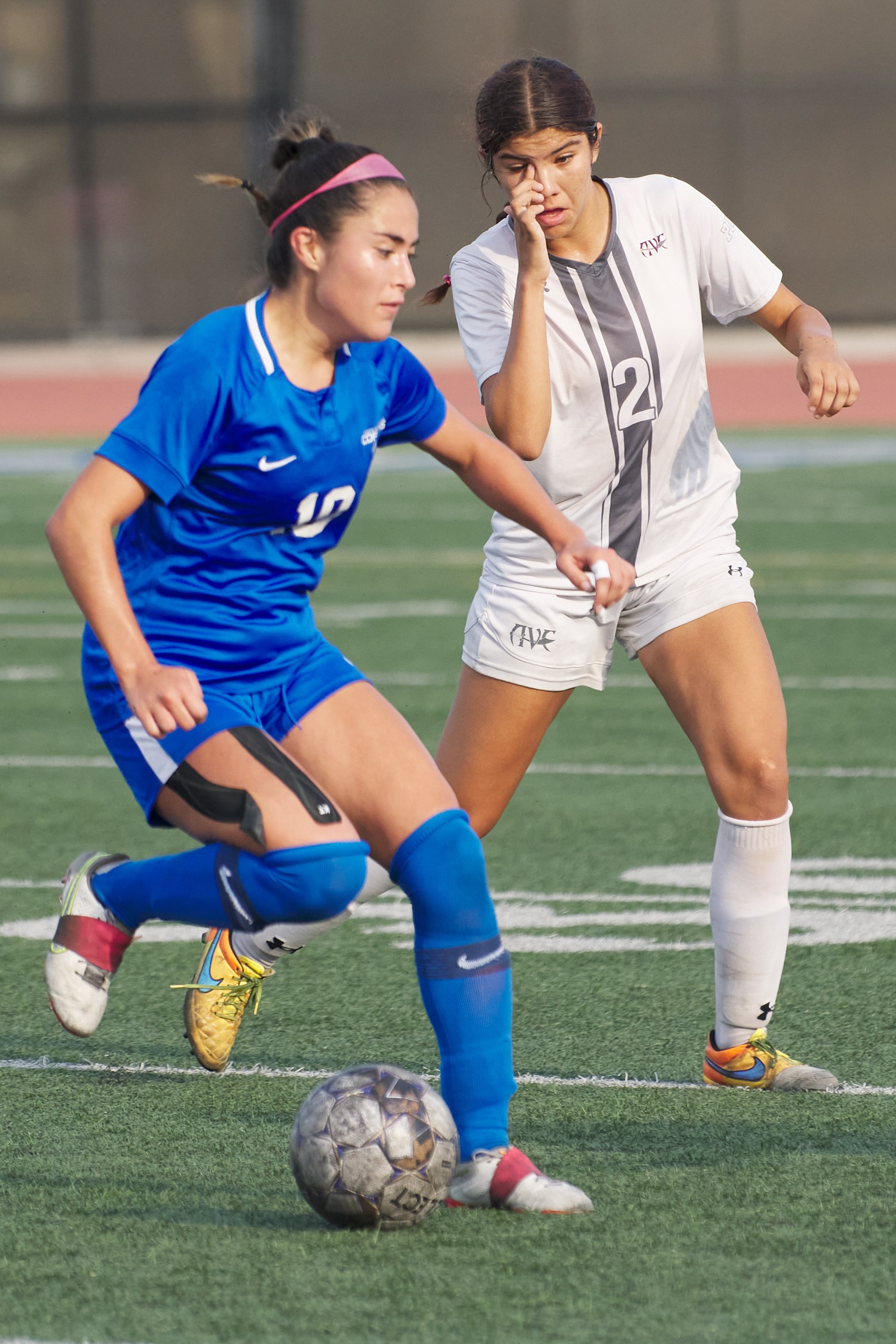  Santa Monica College Corsairs' Ali Alban and Antelope Valley College Marauders' Kaylin Gonzalez during the women's soccer match on Tuesday, Oct. 11, 2022, at Corsair Field in Santa Monica, Calif. The Corsairs lost 6-0. (Nicholas McCall | The Corsair