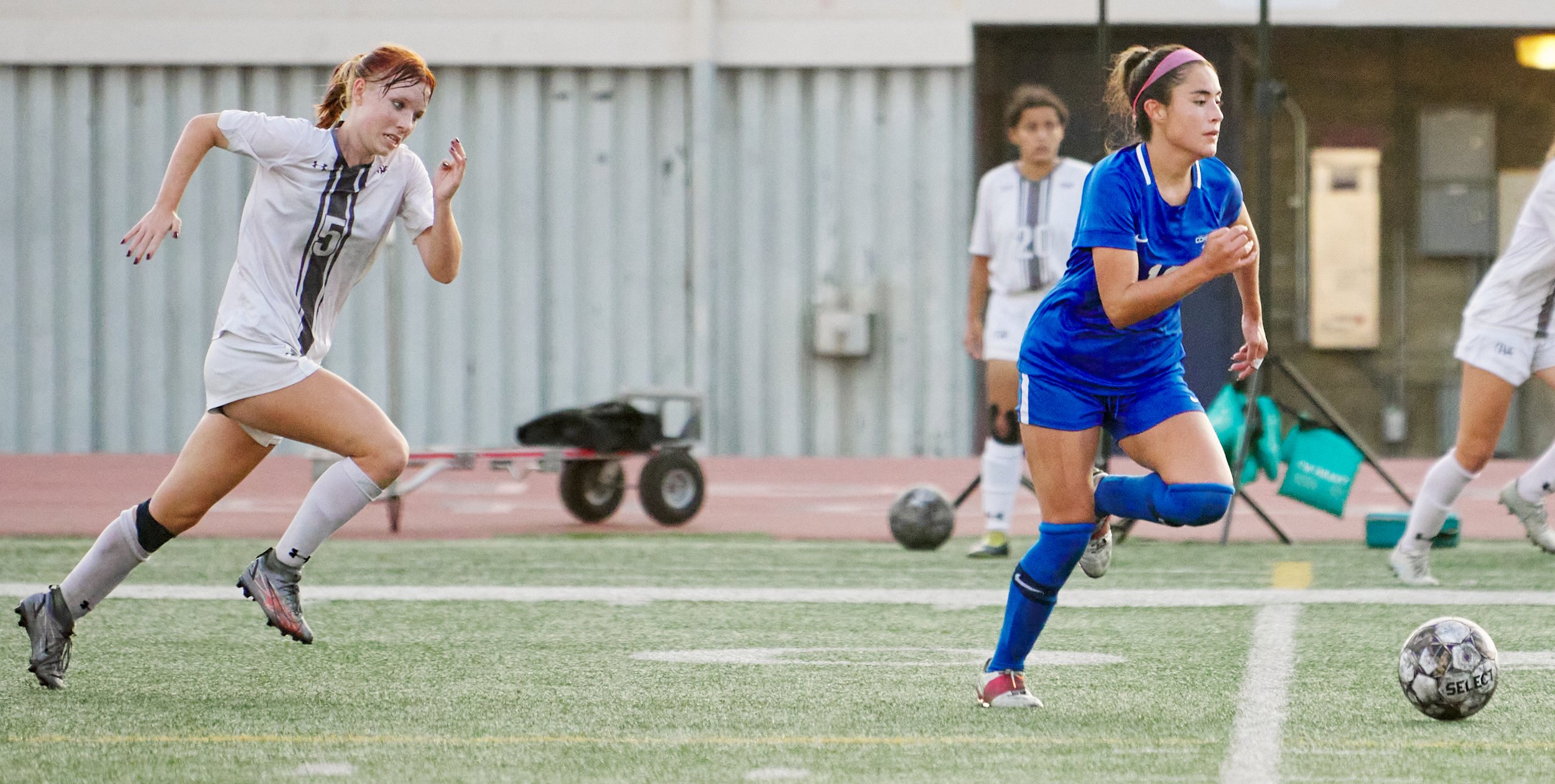  Antelope Valley College Marauders' Megan Salvesvold and Santa Monica College Corsairs' Ali Alban during the women's soccer match on Tuesday, Oct. 11, 2022, at Corsair Field in Santa Monica, Calif. The Corsairs lost 6-0. (Nicholas McCall | The Corsai