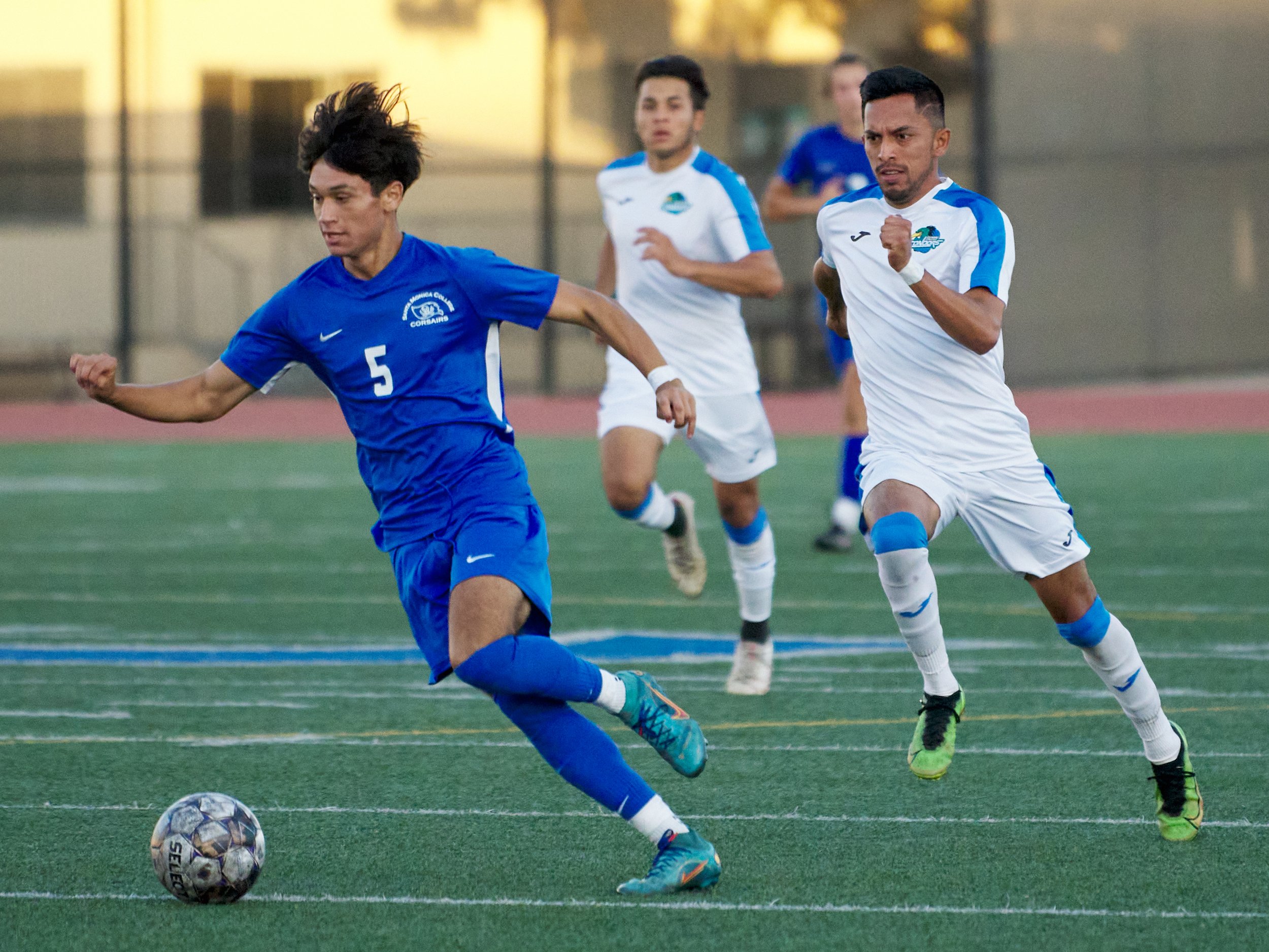  Santa Monica College Corsairs' Jose Urdiano and Oxnard College Condors' Alfonso Lopez during the men's soccer match on Tuesday, Oct. 18, 2022, at Corsair Field in Santa Monica, Calif. The Corsairs lost 0-3. (Nicholas McCall | The Corsair) 