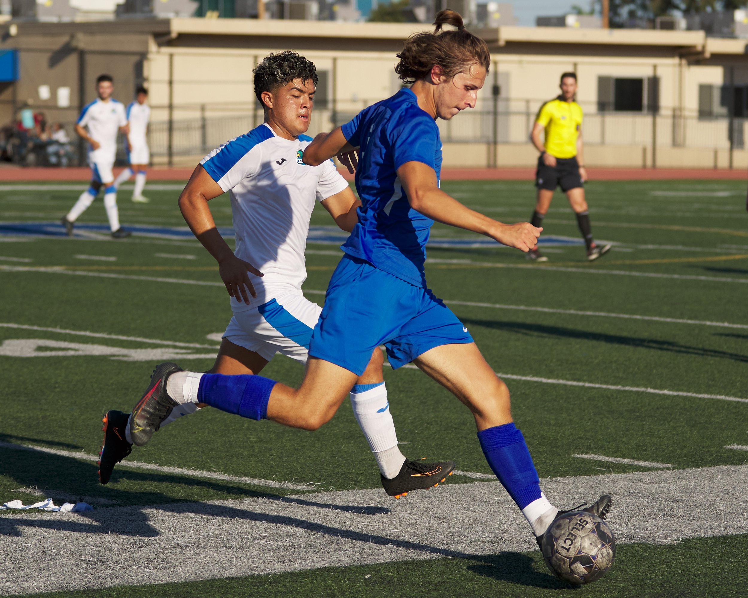  Santa Monica College Corsairs' Axel Green (right) and Oxnard College Condors' Andy Cruz (left) during the men's soccer match on Tuesday, Oct. 18, 2022, at Corsair Field in Santa Monica, Calif. The Corsairs lost 0-3. (Nicholas McCall | The Corsair) 