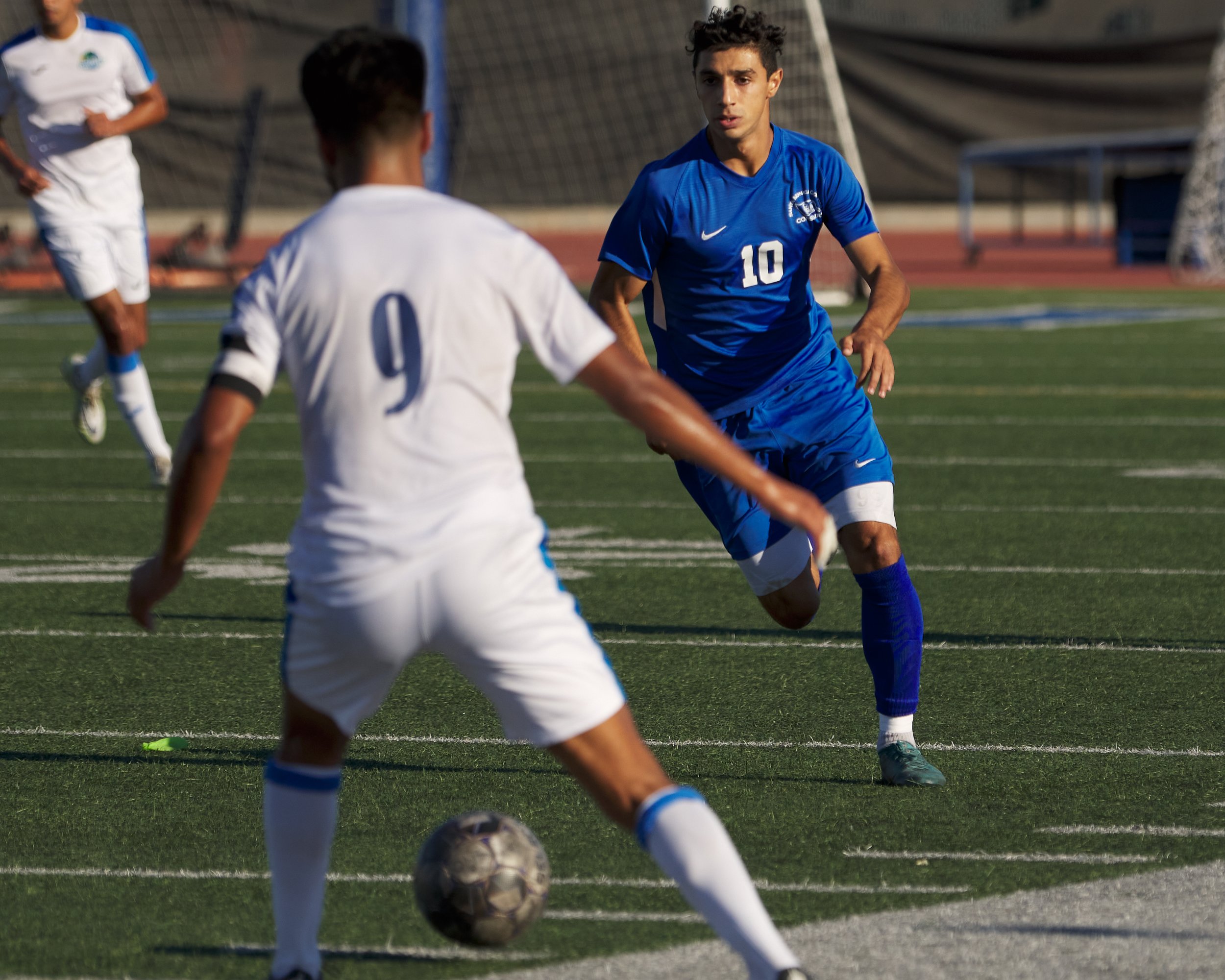  Santa Monica College Corsairs' Roey Kivity (right) and Oxnard College Condors' Ricardo Zizumbo (left) during the men's soccer match on Tuesday, Oct. 18, 2022, at Corsair Field in Santa Monica, Calif. The Corsairs lost 0-3. (Nicholas McCall | The Cor